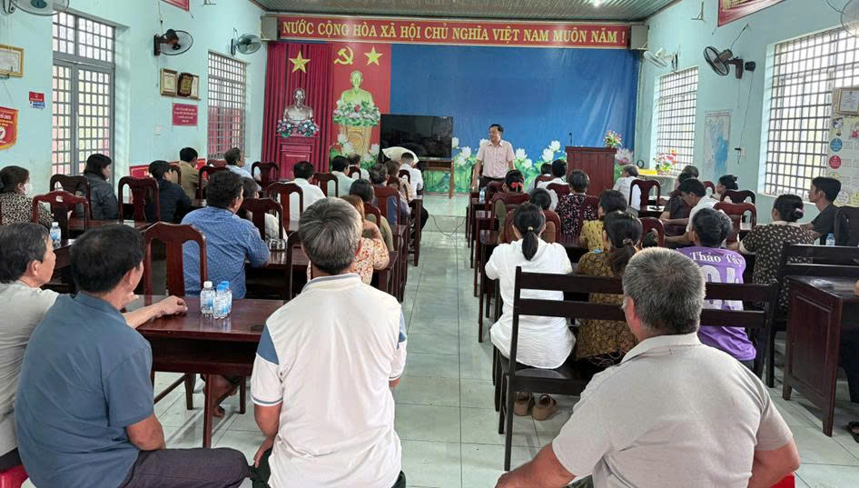 Toàn cảnh buổi họp tuyên truyền, phổ biến chính sách tín dụng tại thôn Sông Bé, xã Thiện Hưng.
