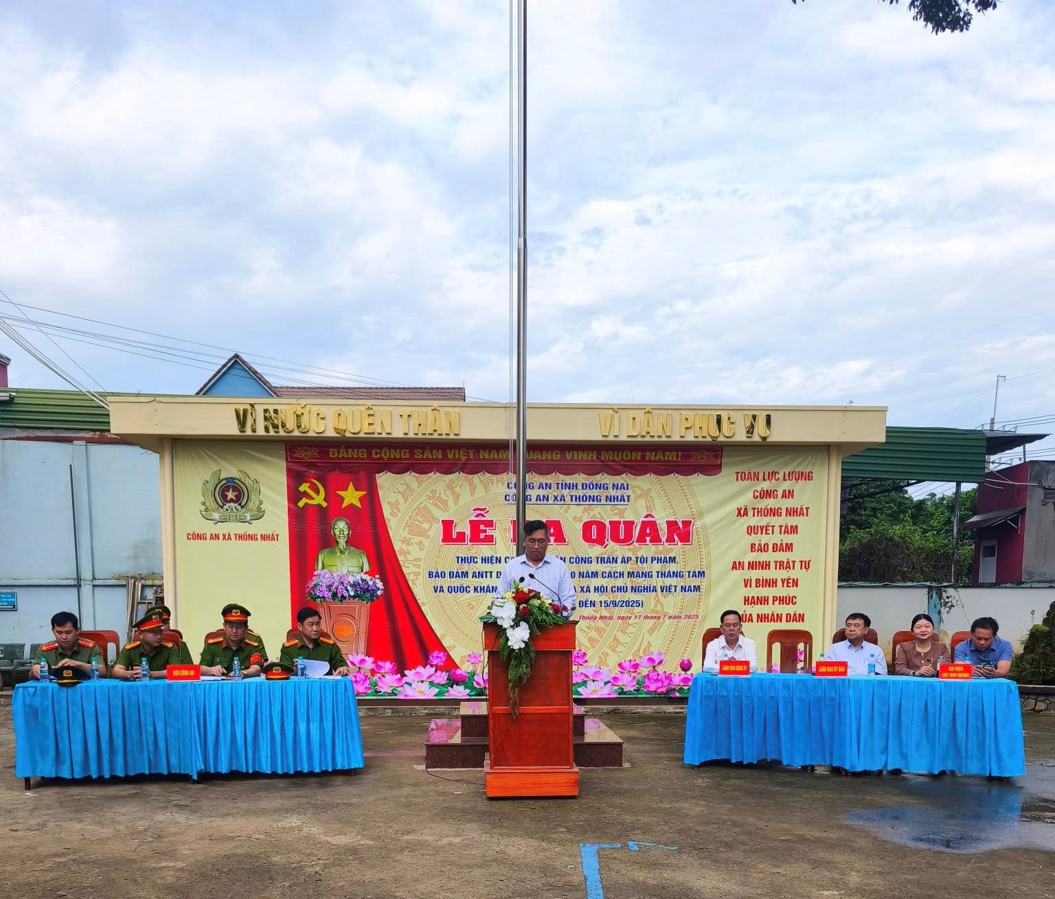 Đồng chí: Phạm Hồng Đông - Phó bí thư - Chủ tịch UBND xã phát biểu chỉ đạo tại lễ ra quân