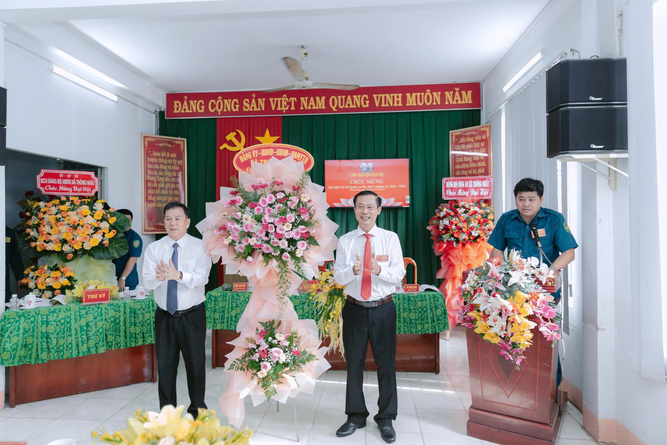 Đồng chí: Trần Văn Danh - Phó bí thư thường trực Đảng uỷ tặng lẳng hoa chúc mừng Đại hội