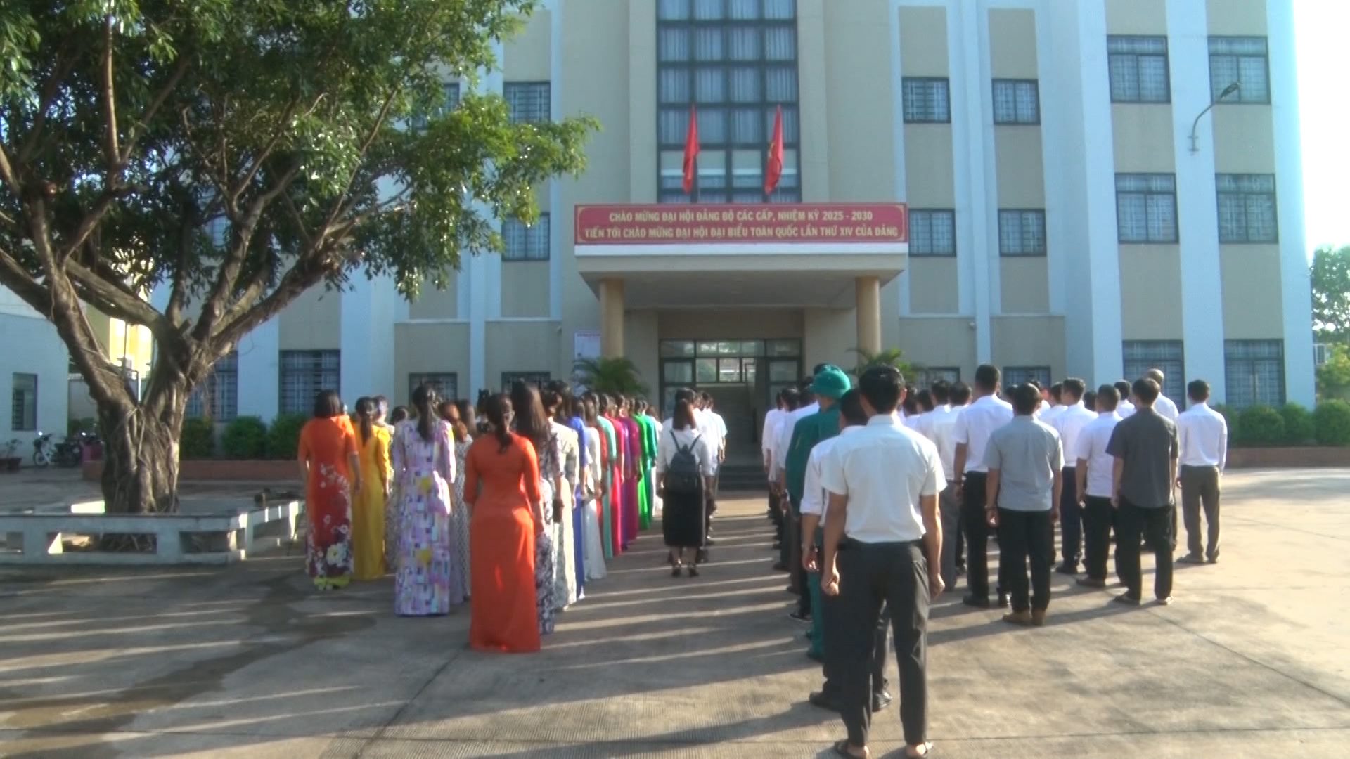 Toàn cảnh buổi lễ chào cờ đầu tiên sau khi thực hiện chính quyền địa phương 2 cấp (1)