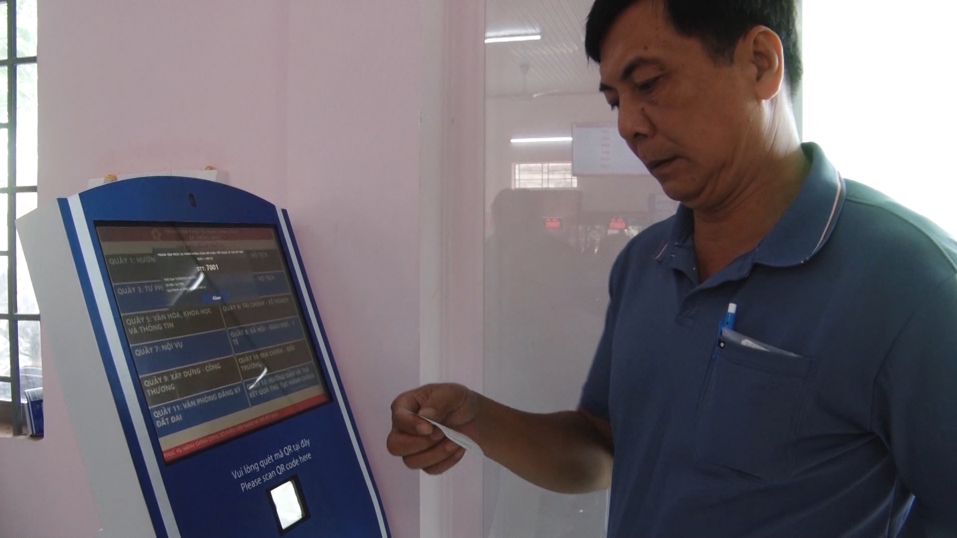 Người dân xã Thống Nhất lấy số thứ tự tại máy tự động để làm các thủ tục hành chính tại Trung tâm phục vụ hành chính công xã