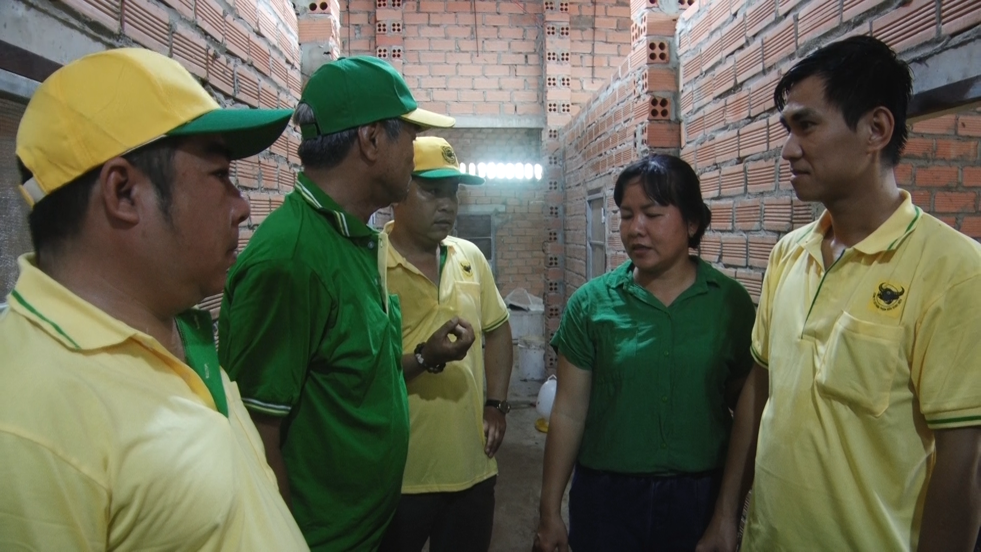 Ban Thường vụ Hội Nông dân xã thăm quan mô hình nuôi rắn của hội viên nông dân trong xã