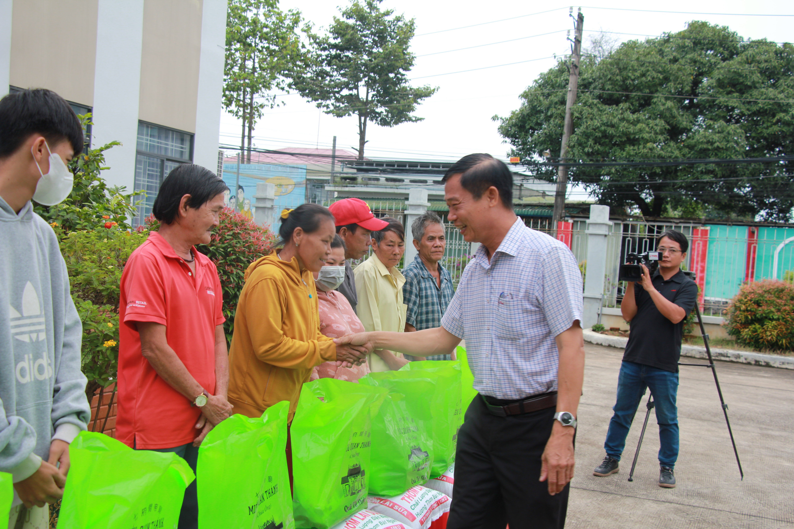 Bí thư Đảng uỷ Chủ tịch HĐND xã tặng quà cho các hộ khó khăn tại lễ kỷ niệm 95 năm truyền thống công tác dân vận của Đảng