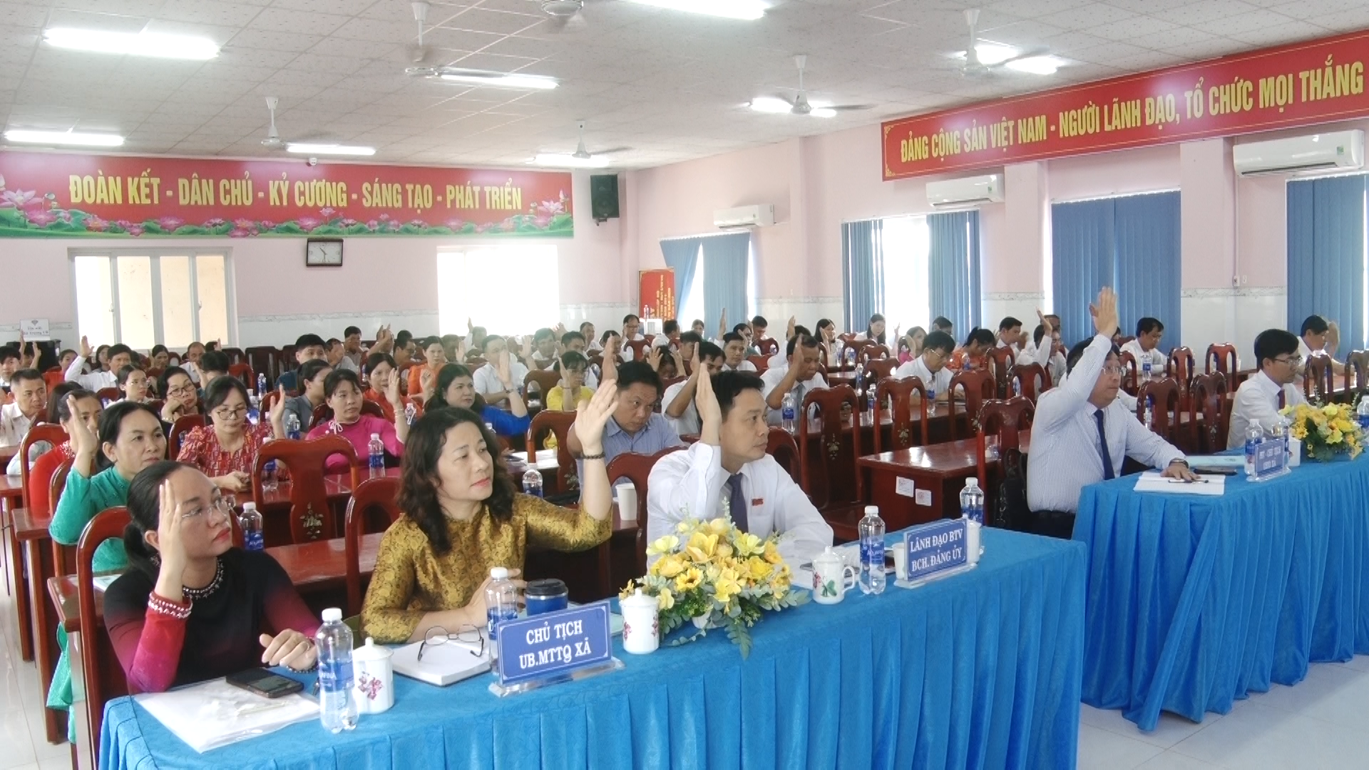 Các đại biểu biểu quyết thông qua các nghị quyết tại kỳ họp