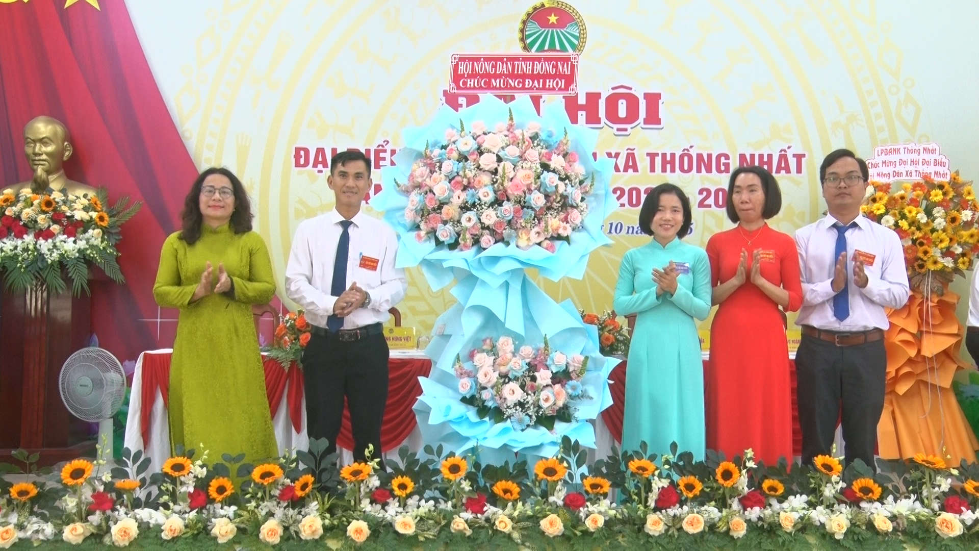 Đại diện lãnh đạo Hội Nông dân tỉnh Đồng Nai tặng hoa chúc mừng Đại hội