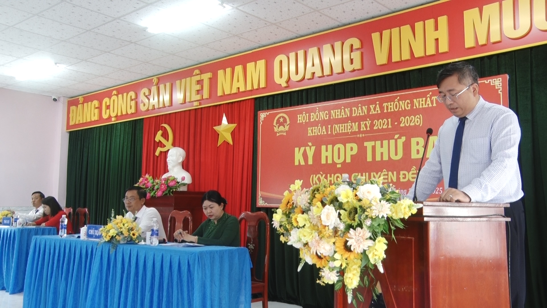 Đồng chí Phạm Hồng Đông Phó Bí thư, Chủ tịch UBND xã phát biểu tại kỳ họp