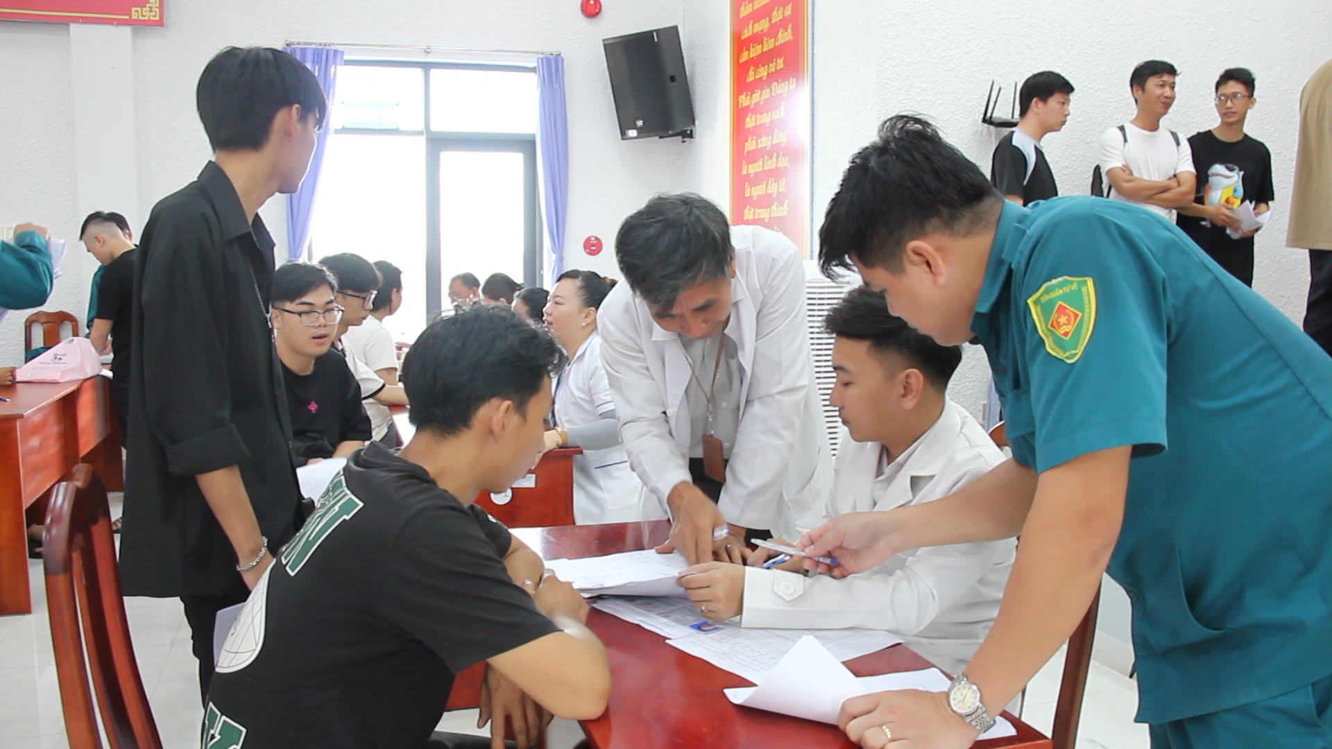 Hội đồng nghĩa vụ quân sự tổ chức nhận xét kết luận sau khi thanh niên hoàn thành các thủ tục khám sơ tuyển