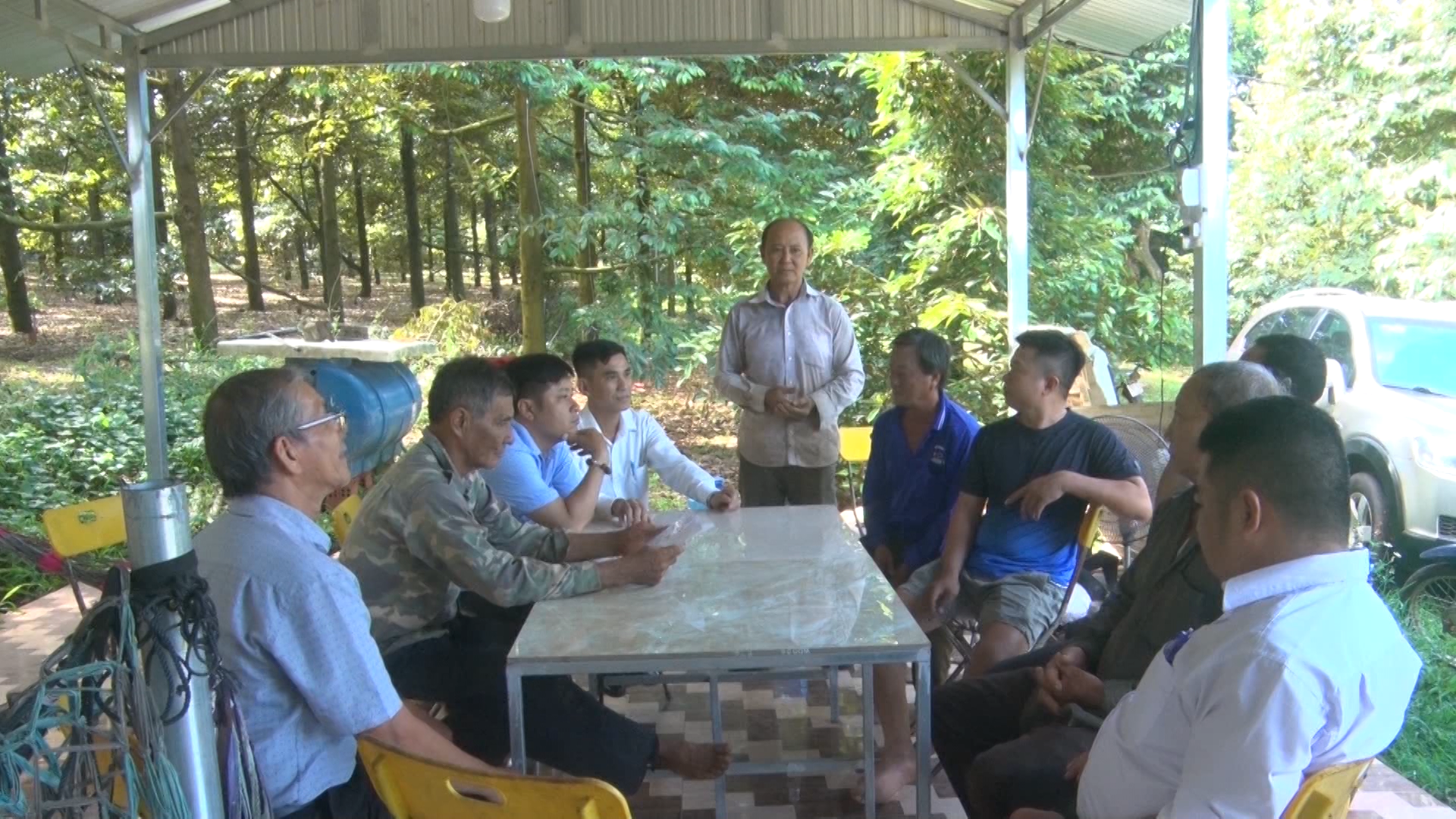 Hội Nông dân xã tham dự buổi sinh hoạt của Câu Lạc Bộ Sầu riêng ấp Bến Nôm 2