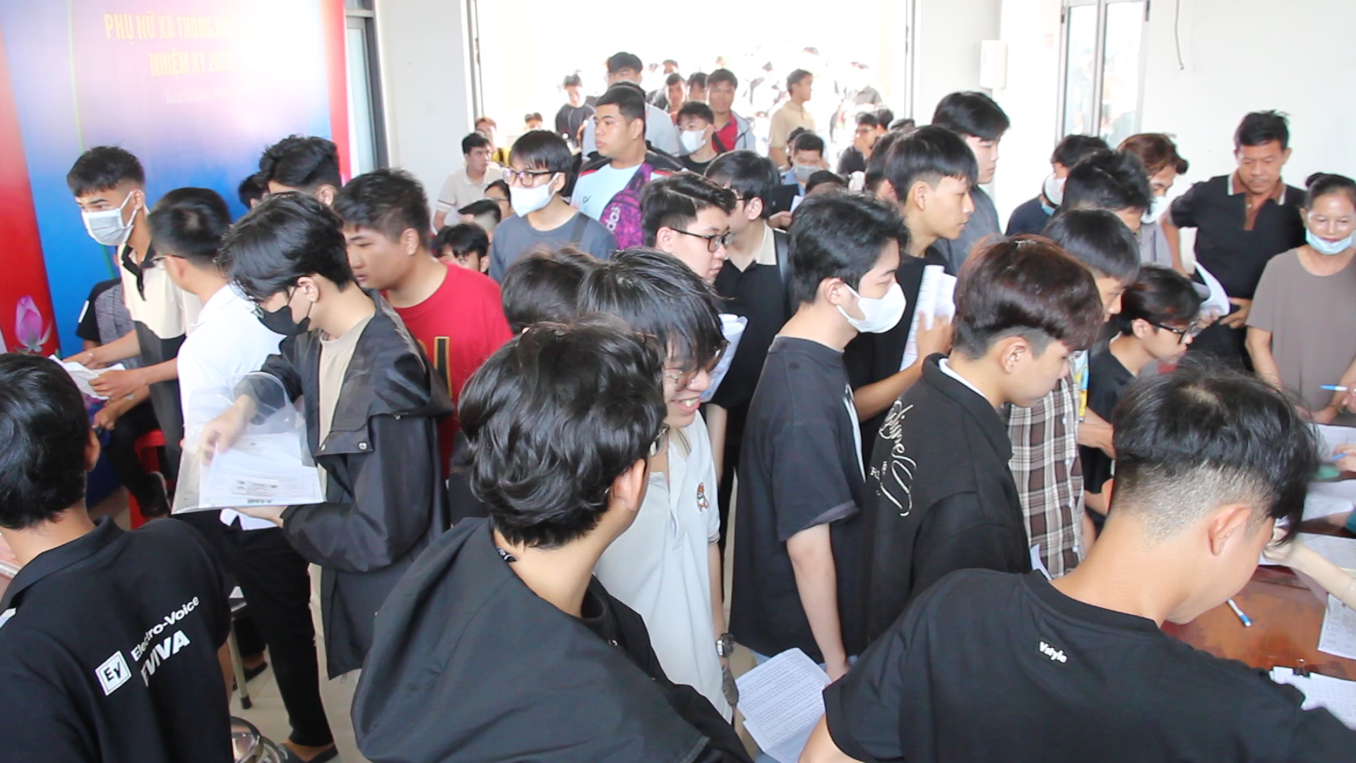 Hơn 1 300 thanh niên tham gia khám sơ tuyển nghĩa vụ quấn ự năm 2026