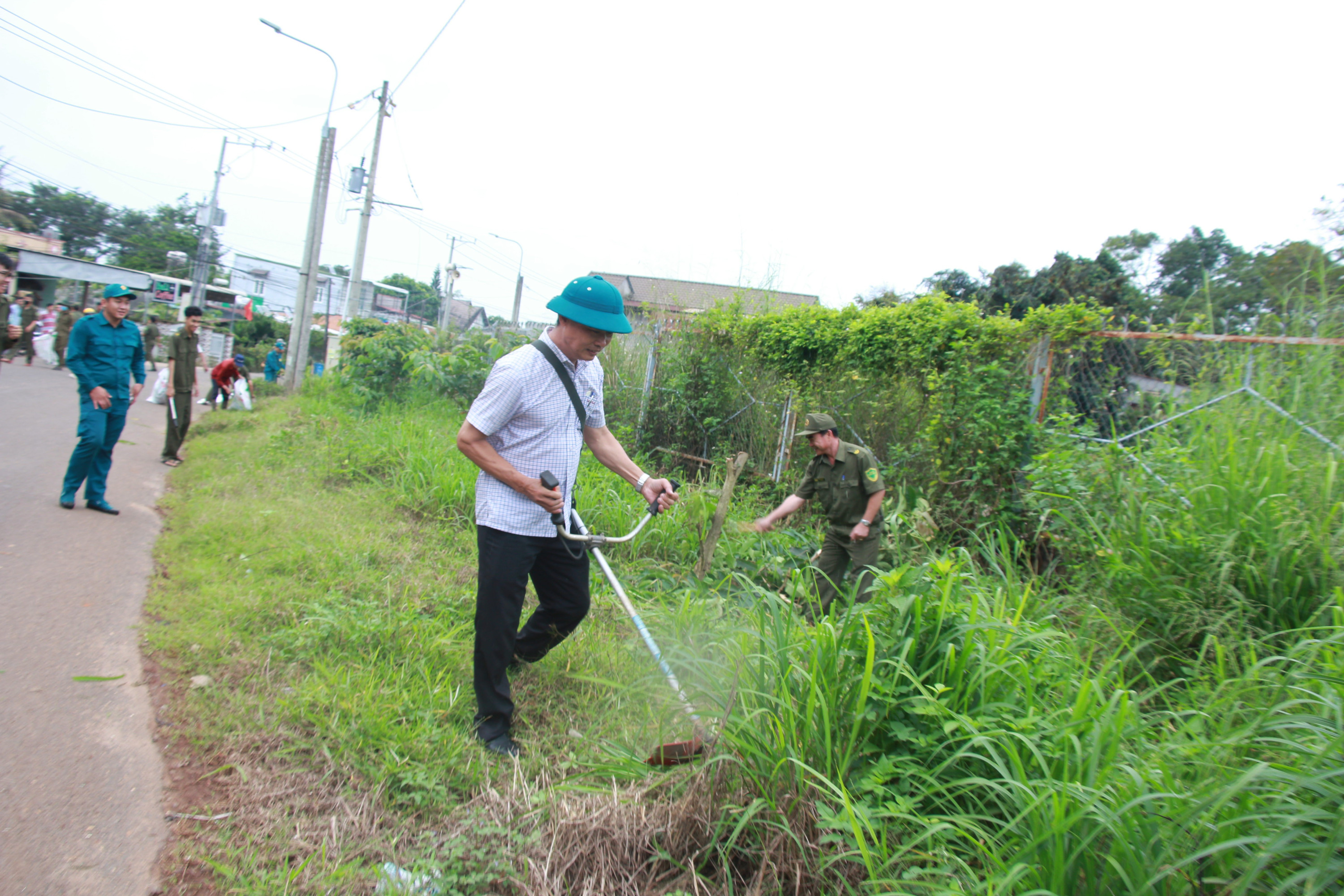 Lãnh đạo Đảng ủ cùng cán bộ, nhân dân đồng loạt ra quâ làm công tác dân vận