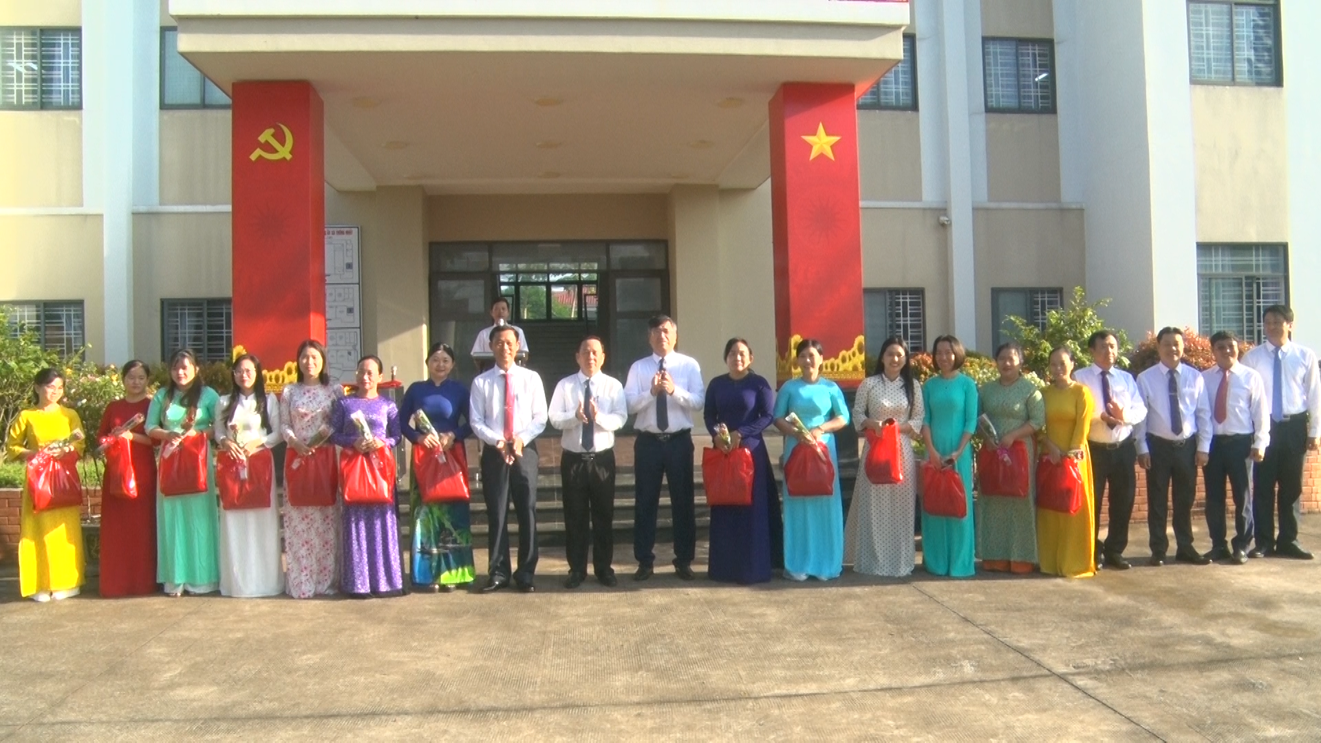 Lãnh đạo Đảng ủy, HĐND, UBND , UBMTTQ Việt Nam xã Thống Nhất tặng quà cho các nữ cán bộ, công chức, viên chức, người lao động đang công tác tại các cơ quan ban ngành của xã nhan dịp ngày Phụ nữ Việt Nam 20 10