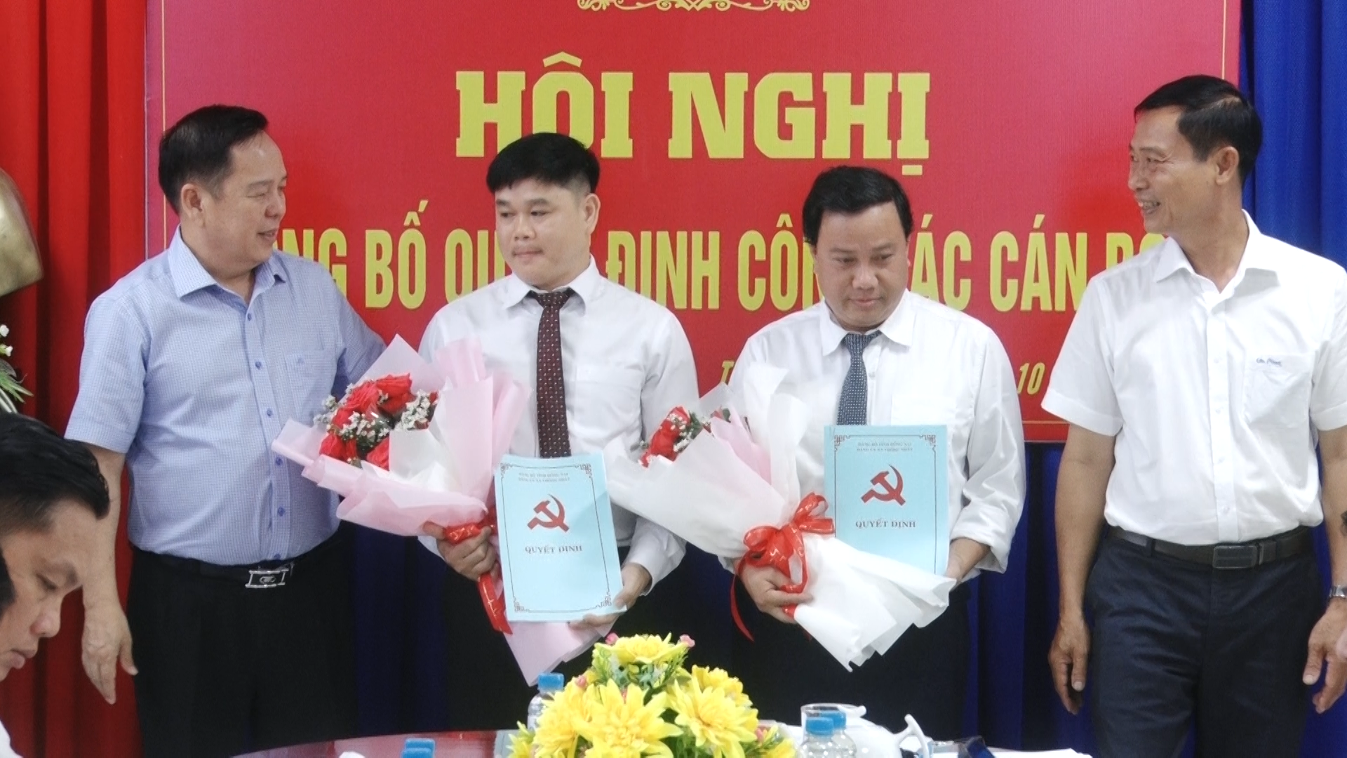 Lãnh đạo Đảng ủy xã trao các quyết định điều động bổ nhiệm và tiếp nhận cho 2 đồng chí Vũ Kim Thành và Nguyễn Trần Anh Tiến