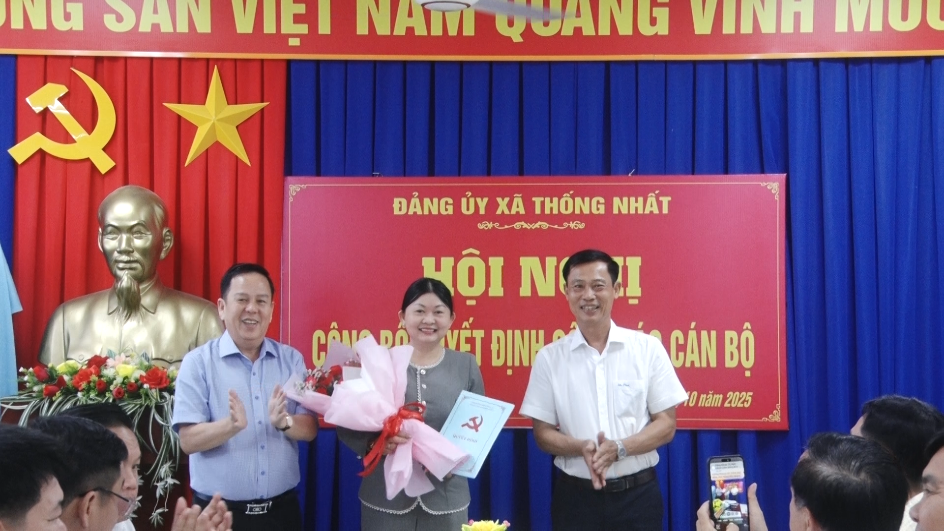 Lãnh đạo Đảng ủy xã trao quyết định và tặng hoa cho đồng chí Trầm Thị Kim Loan Phó Chủ tịch HĐND xã, Bí thư Chi bộ HĐND xã