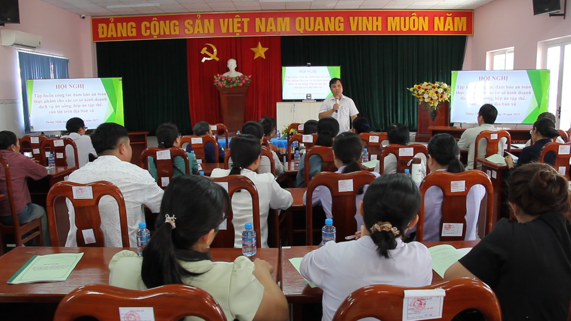 Ông Tô Đức Vinh Phó Chủ tịch UBND xã chủ trì hội nghị