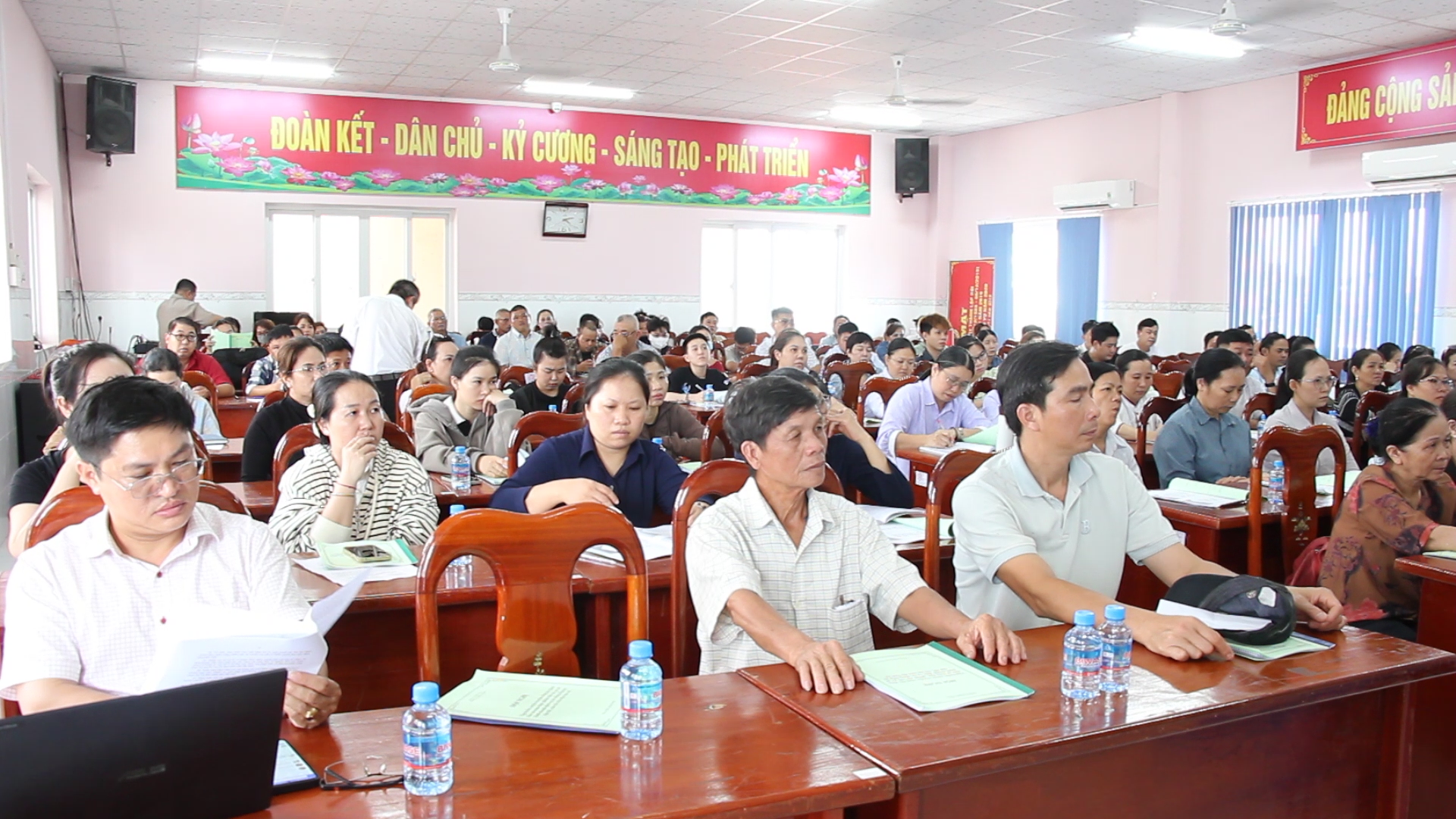 Quang cảnh hội nghị