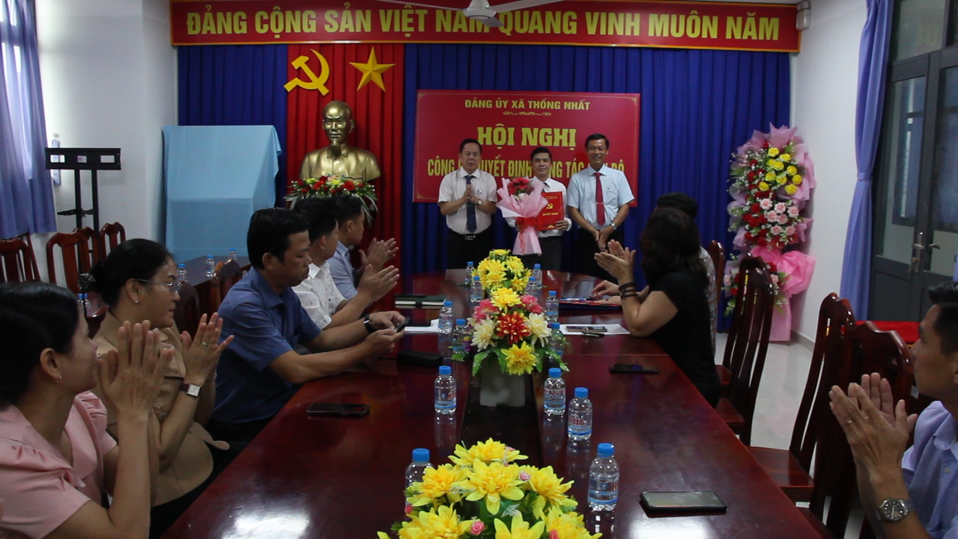 Tập thể Thường trực Đảng ủy xã Thống Nhất trao quyết định bổ nhiệm và tặng hoa chúc mừng đồng chí Phó trưởng ban xây dựng Đảng Phạm Anh Tuấn