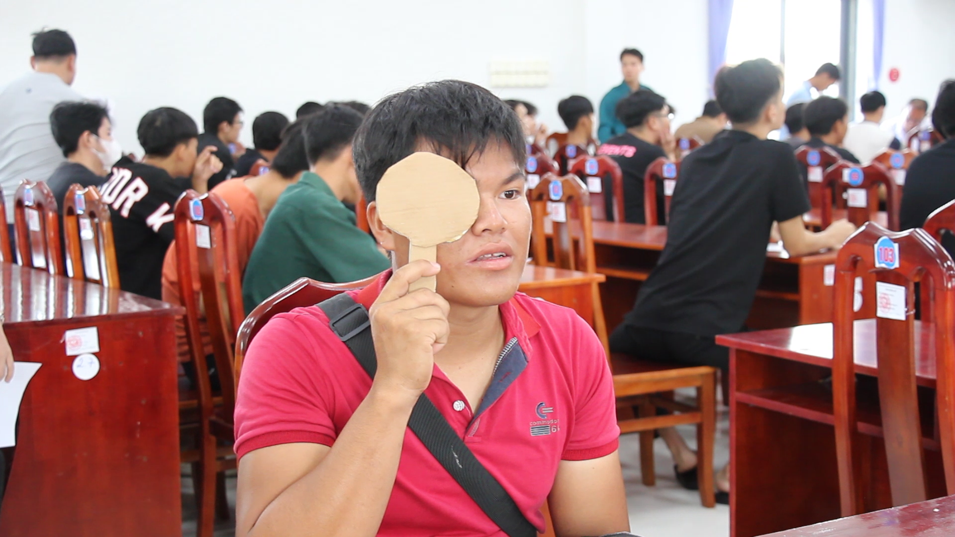 Thanh niên được kiểm tra thị lực tại buổi khám sơ tuyển