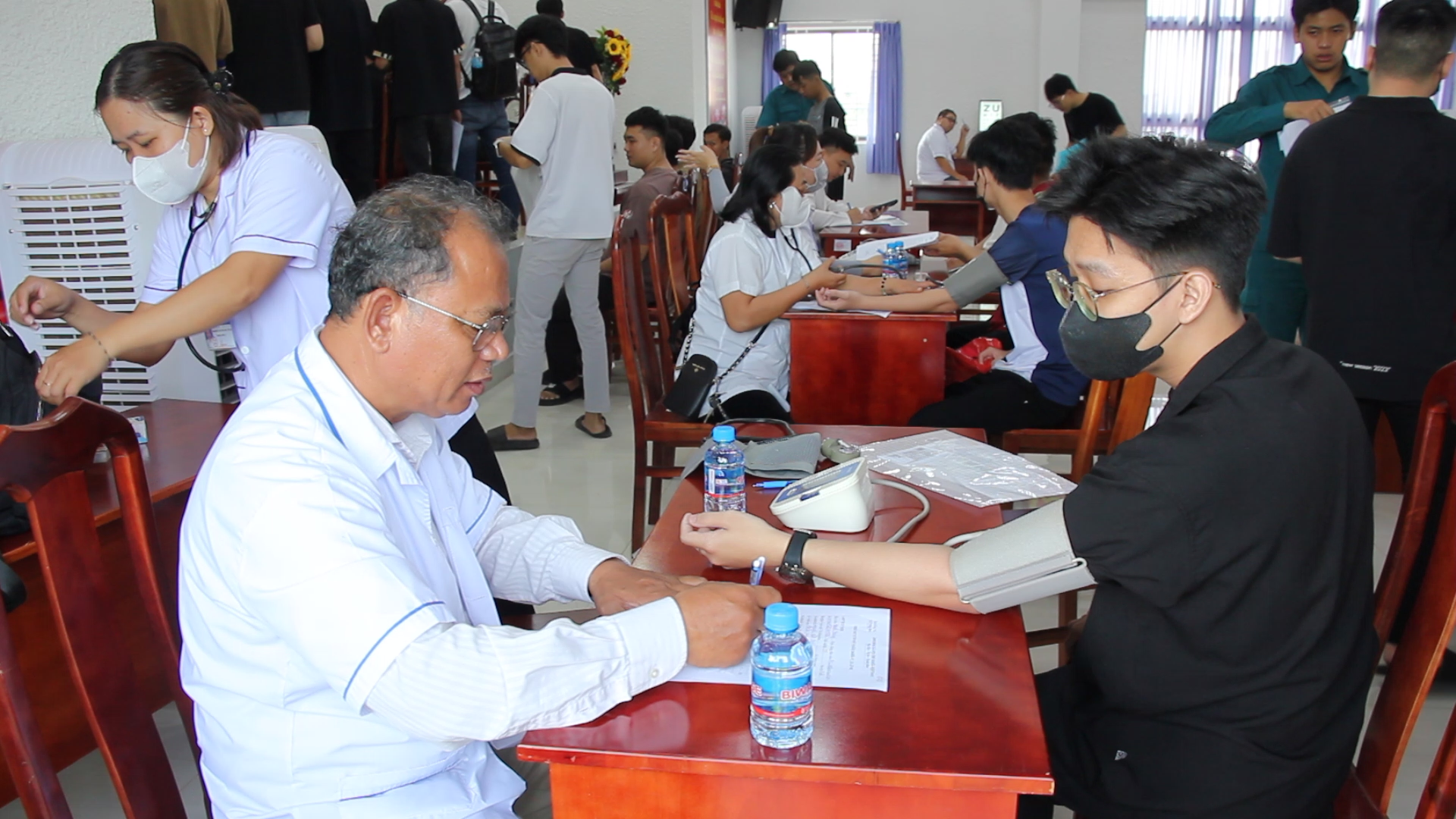 tổ chức đo huyết áp cho thanh niên