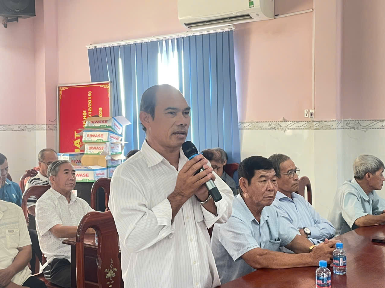 Cử tri xã Thống Nhất nêu kiến nghị, phản ánh tại buổi tiếp xúc