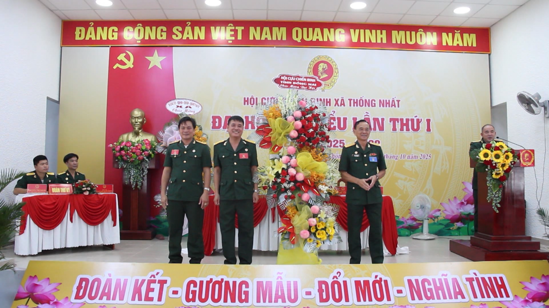 Đồng chí Đại tá Huỳnh Thanh Liêm Phó Chủ tịch Hội CCB tỉnh tặng hoa chúc mừng Đại hội