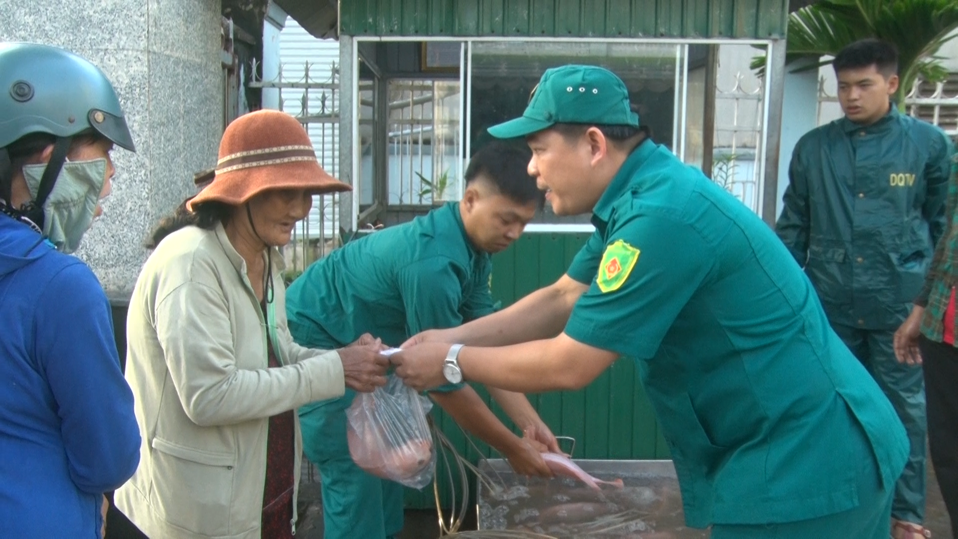 Đồng chí Nông Tiên Huấn Chỉ huy trưởng BCH Quân sự xã trao quàn cho người dân