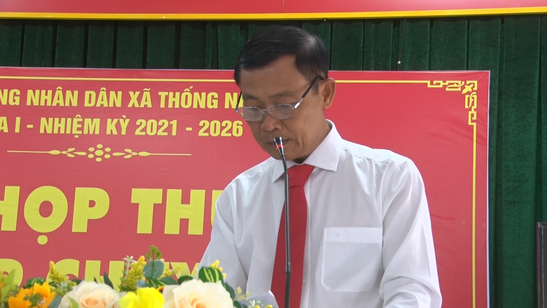 Đồng chí Trịnh Văn Trường Bí thư Đảng ủy, Chủ tịch HĐND xã phát biểu kết luận kỳ họp (1)