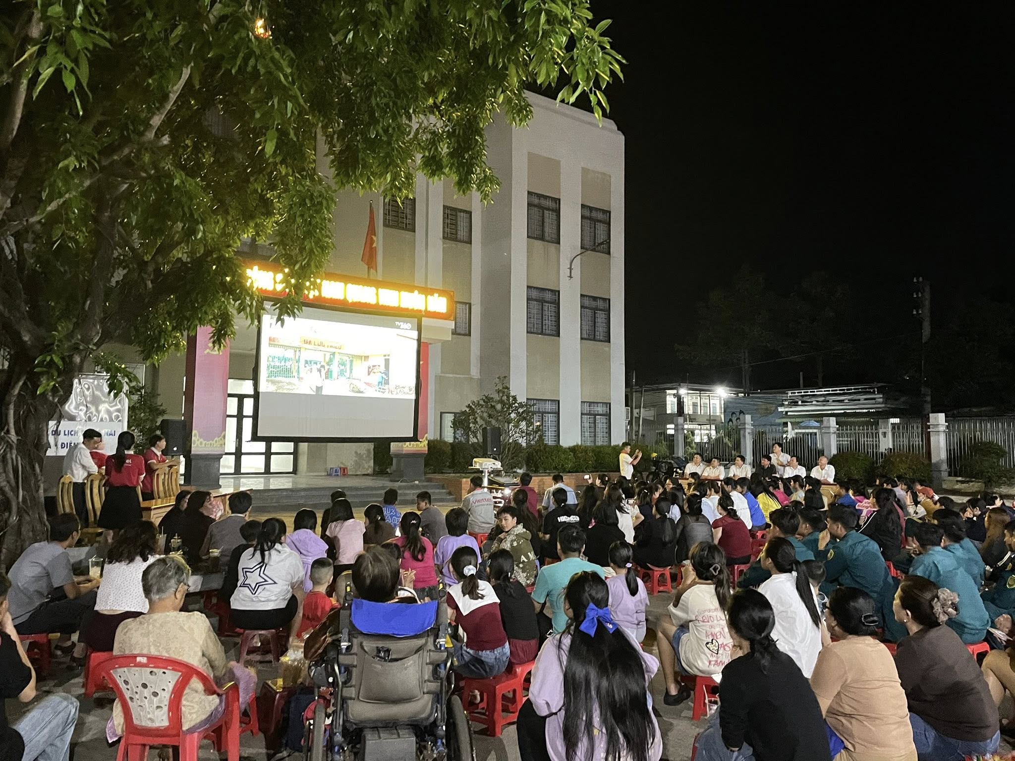 Gần 2000 người dân xã Thống Nhất được xem phim 'Mưa đỏ' miễn phí