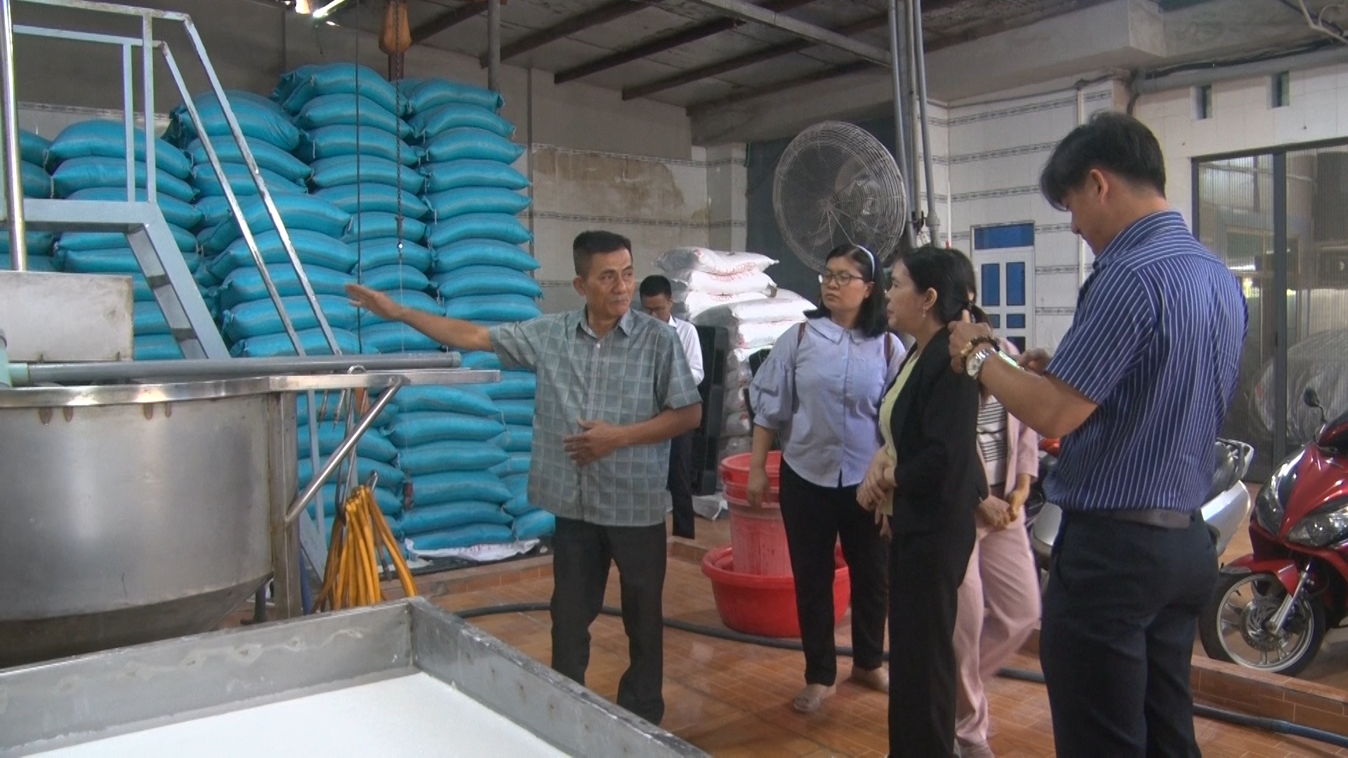 Đoàn kiểm tra liên ngành tỉnh Đồng Nai kiểm tra quy trình sản xuất các mặt hàng bún, phở tại cơ sở sản xuất Hoàng Hằng ấp Đức Long 1