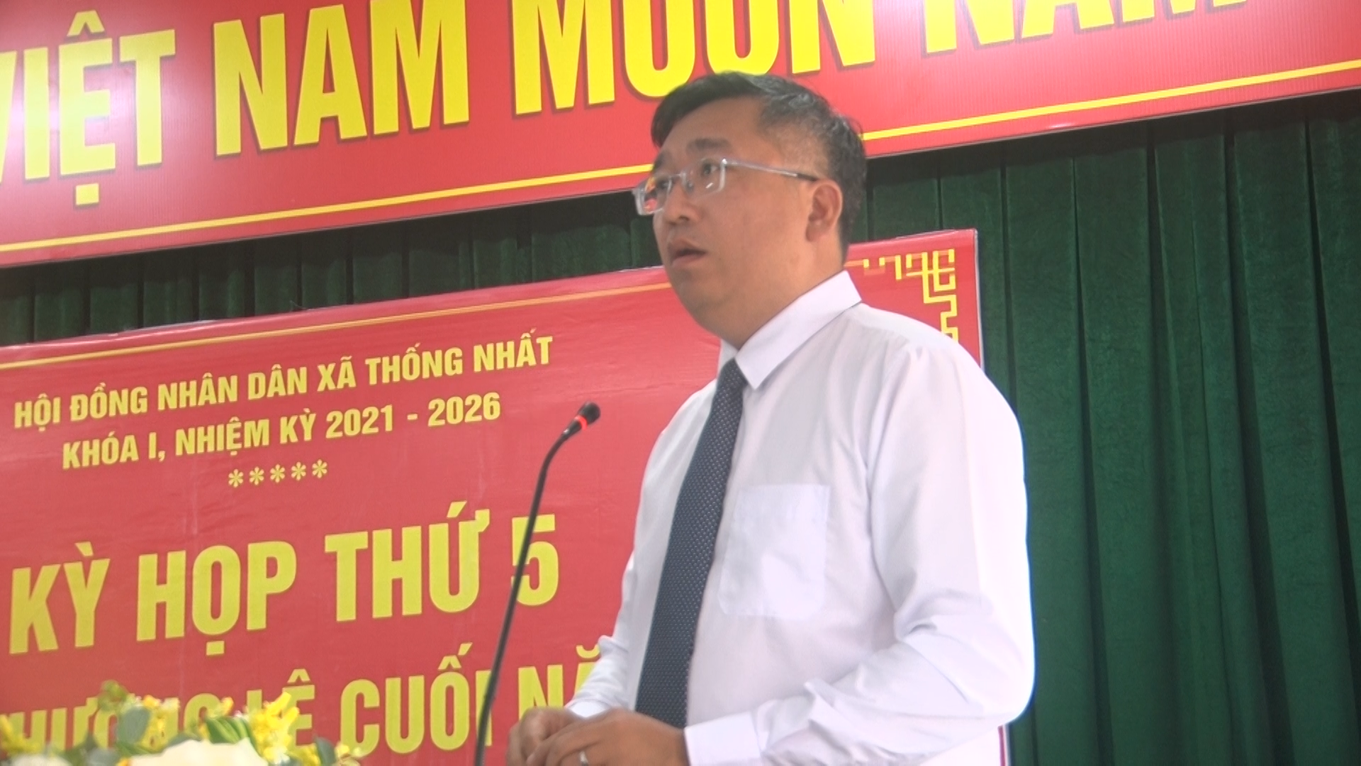 Đồng chí Phạm Hồng Đông Phó Bí thư, Chủ tịch UBND xã phát biểu tại kỳ họp