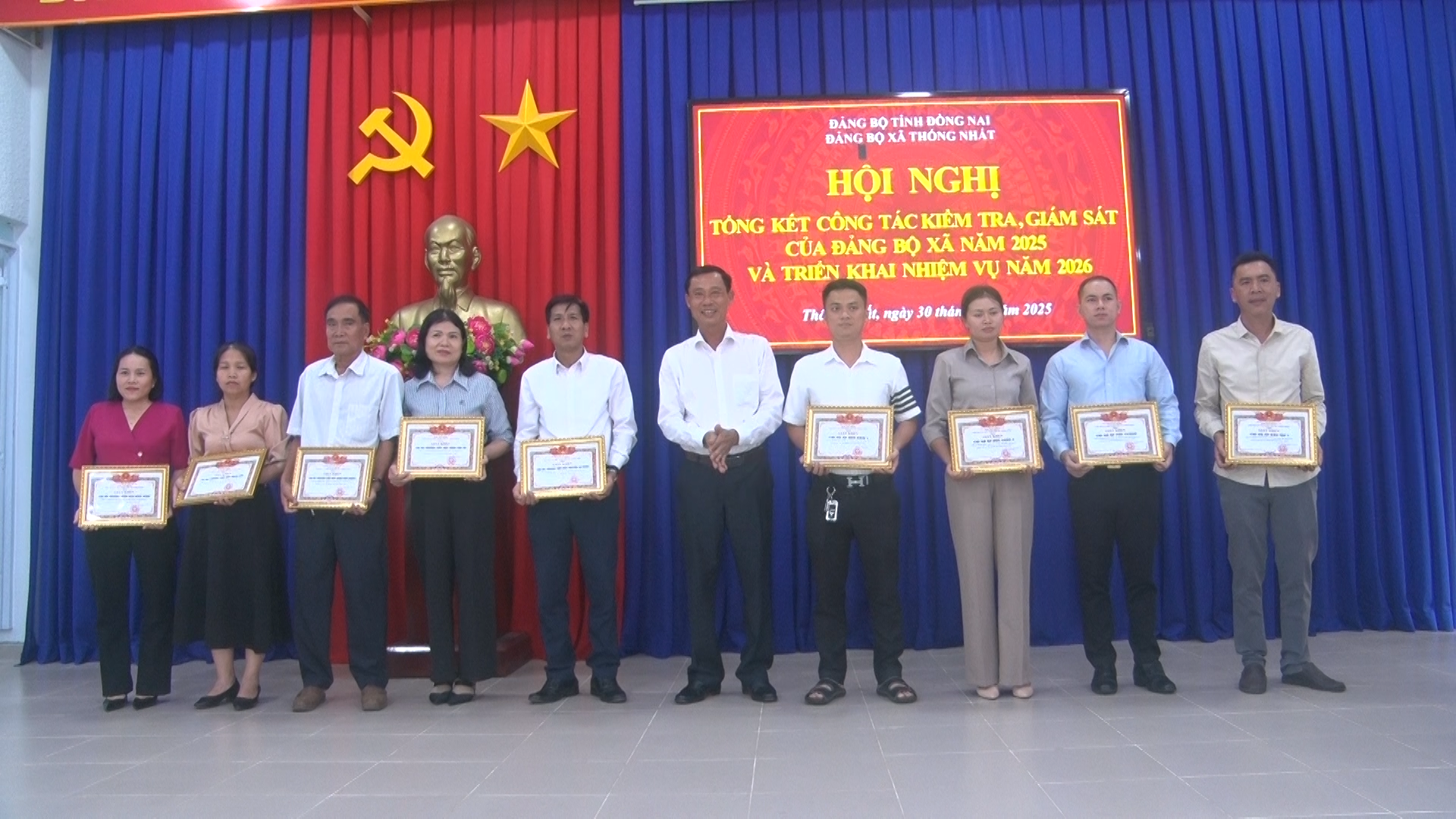 Đồng chí Trịnh Văn Trường, Bí thư Đảng ủy, Chủ tịch HĐND xã khen thưởng cho các tập thể đạt thành tích xuất sắc trong công tác kiểm tra, giám sát năm 2025