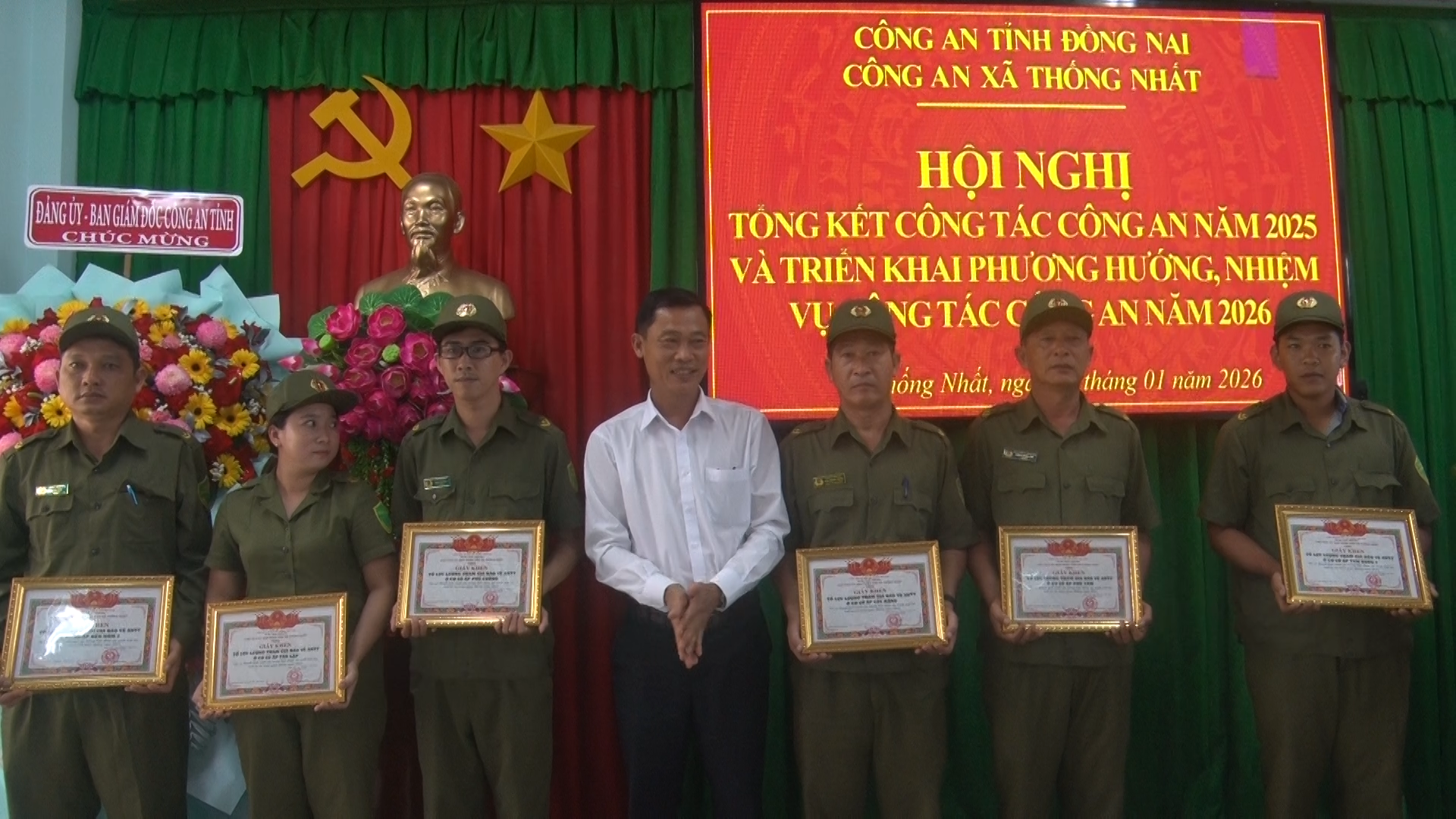 Đồng chí Trịnh Văn Trường Bí thư Đảng ủy, Chủ tịch HĐND xã khen thưởng cho các tập thể đạt thành tích xuất sắc trong năm 2025