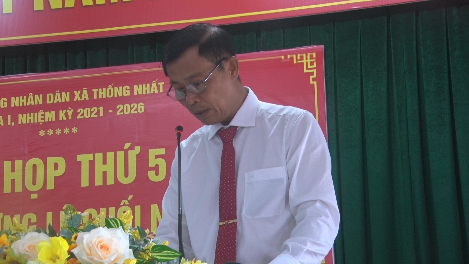 Đồng chí Trịnh Văn Trường Bí thư Đảng ủy, Chủ tịch HĐND xã phát biểu khai mạc kỳ họp