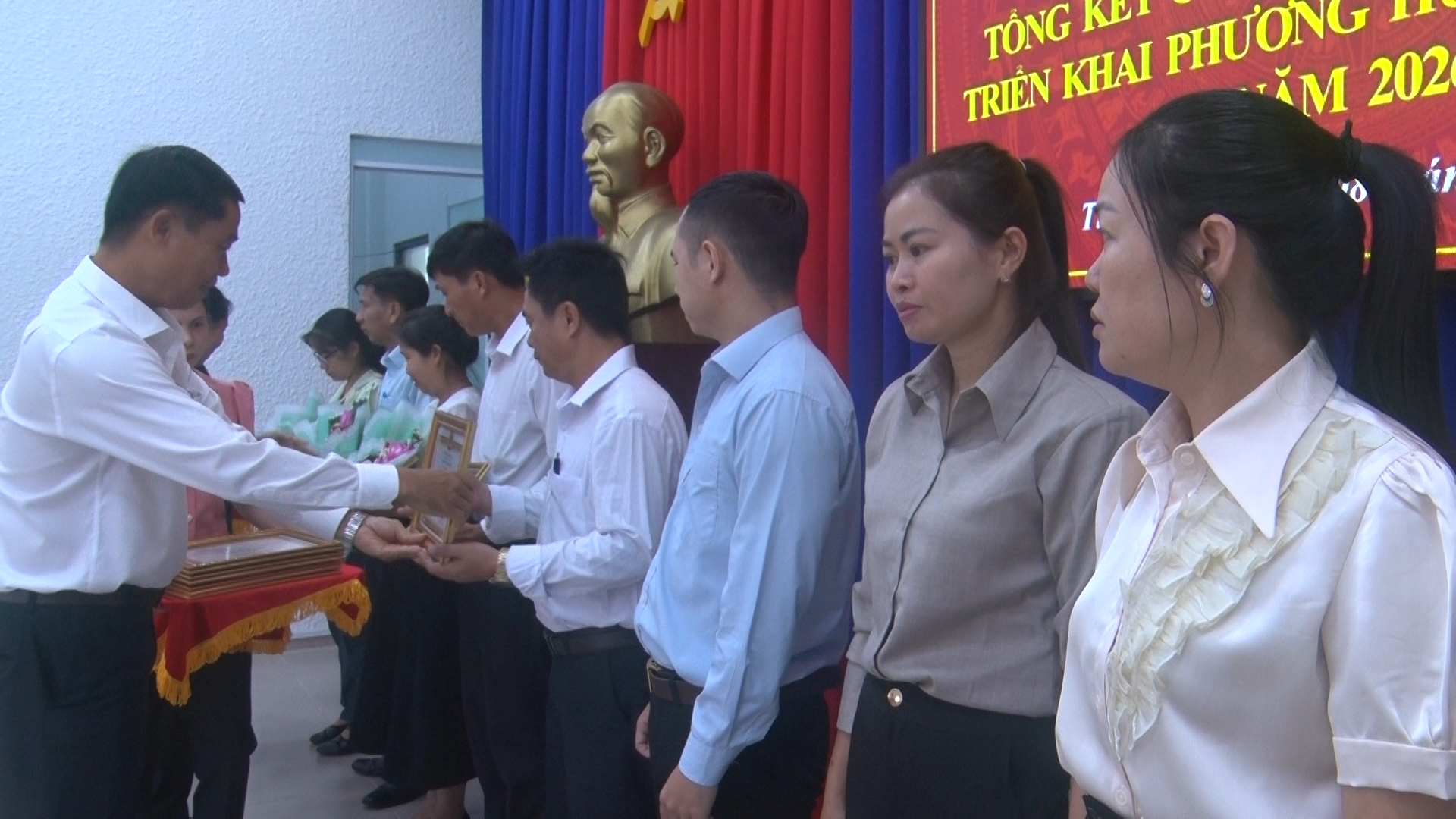 Đồng chí Trịnh Văn Trường Bí thư Đảng ủy, Chủ tịch HĐND xã trao giấy khen cho các Chi, Đảng bộ hoàn thành xuất sắc nhiệm vụ năm 2025