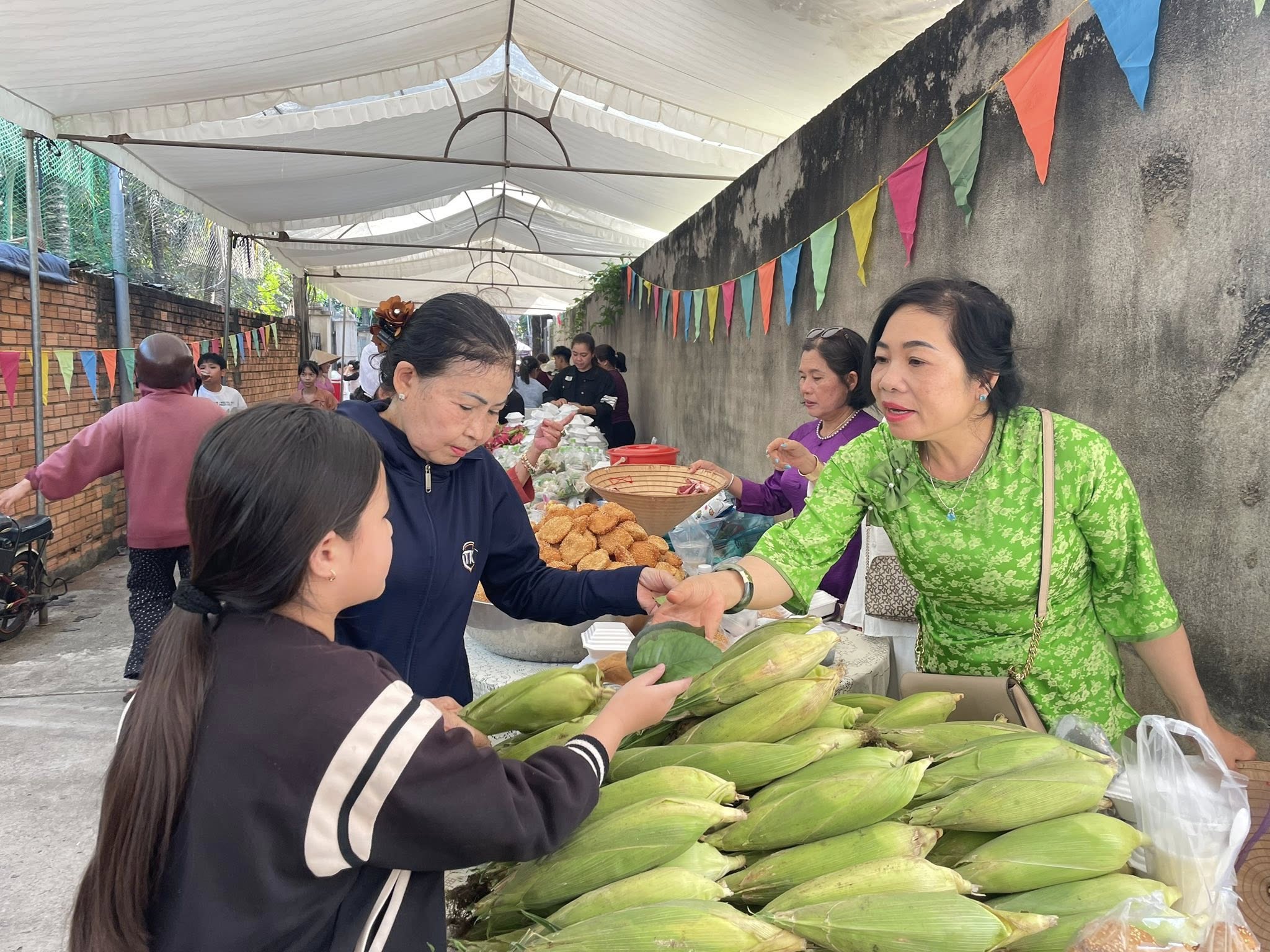 Xã Thống Nhất Cả nghìn người rủ nhau đi chợ bằng… lá cây.