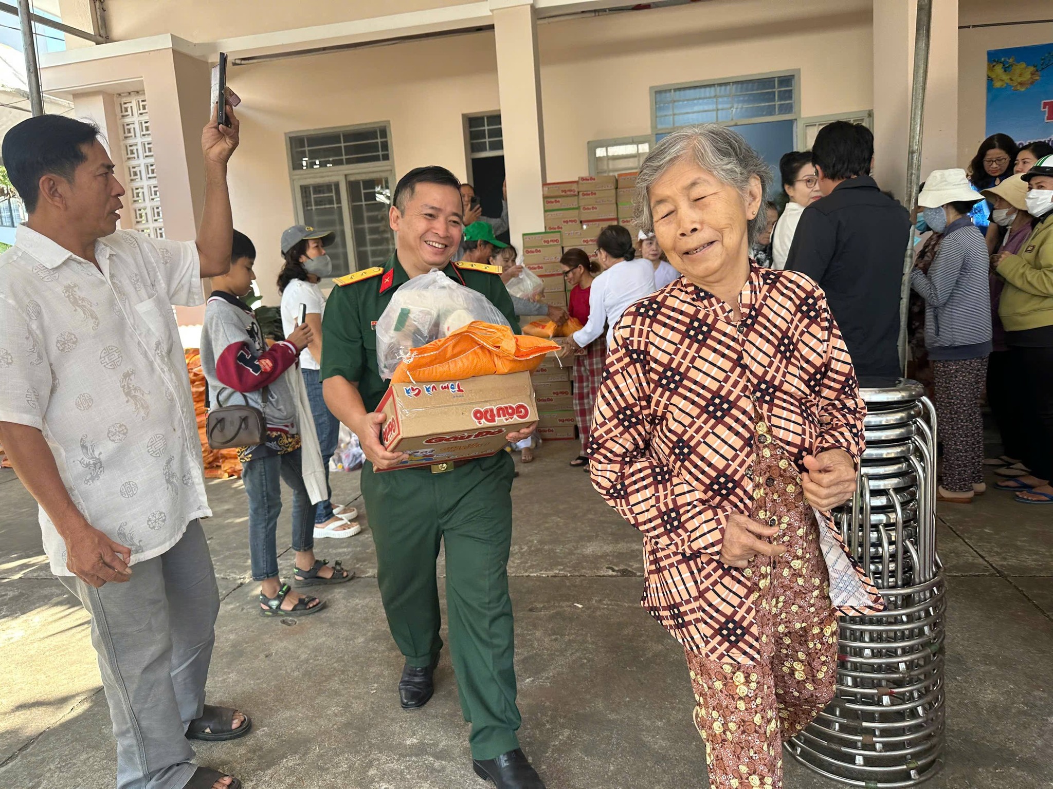 Ban Chỉ huy quân sự xã Thống Nhất tặng quà cho các hộ dân có hoàn cảnh khó khăn dịp Tết Nguyên đán Bính Ngọ 2026, đây là 1 trong các hoạt động nằm trong chuỗi các sự kiện Tết Quân Dân năm 2026