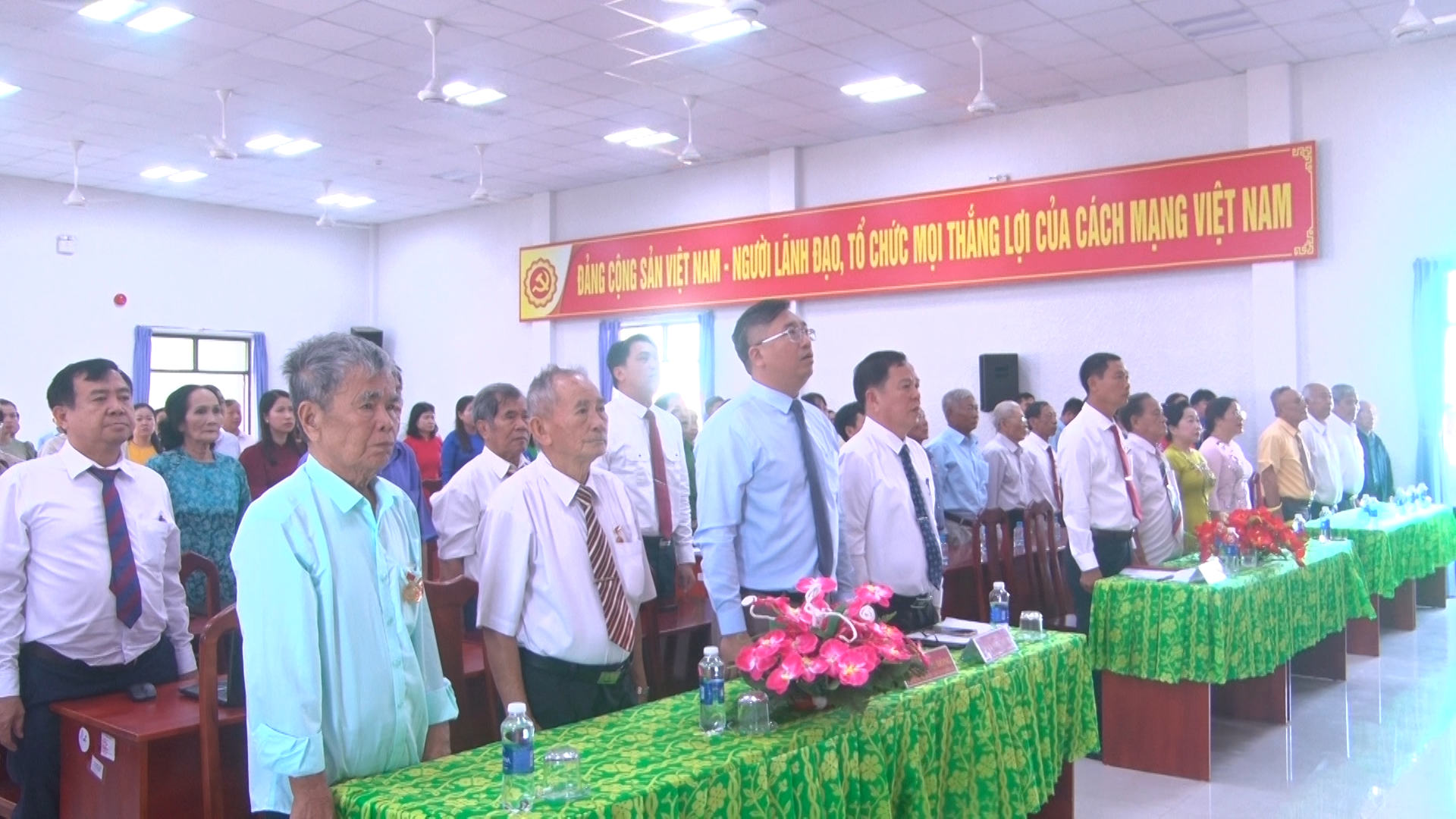 Các đại biểu tham dự buổi họp mặt