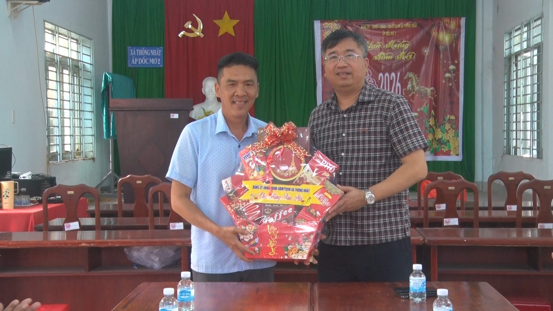 Đồng chí Phạm Hồng Đông Phó bí thư, Chủ tịch UBND xã thăm, chúc Tết cán bộ và nhân dân ấp Dốc Mơ 2