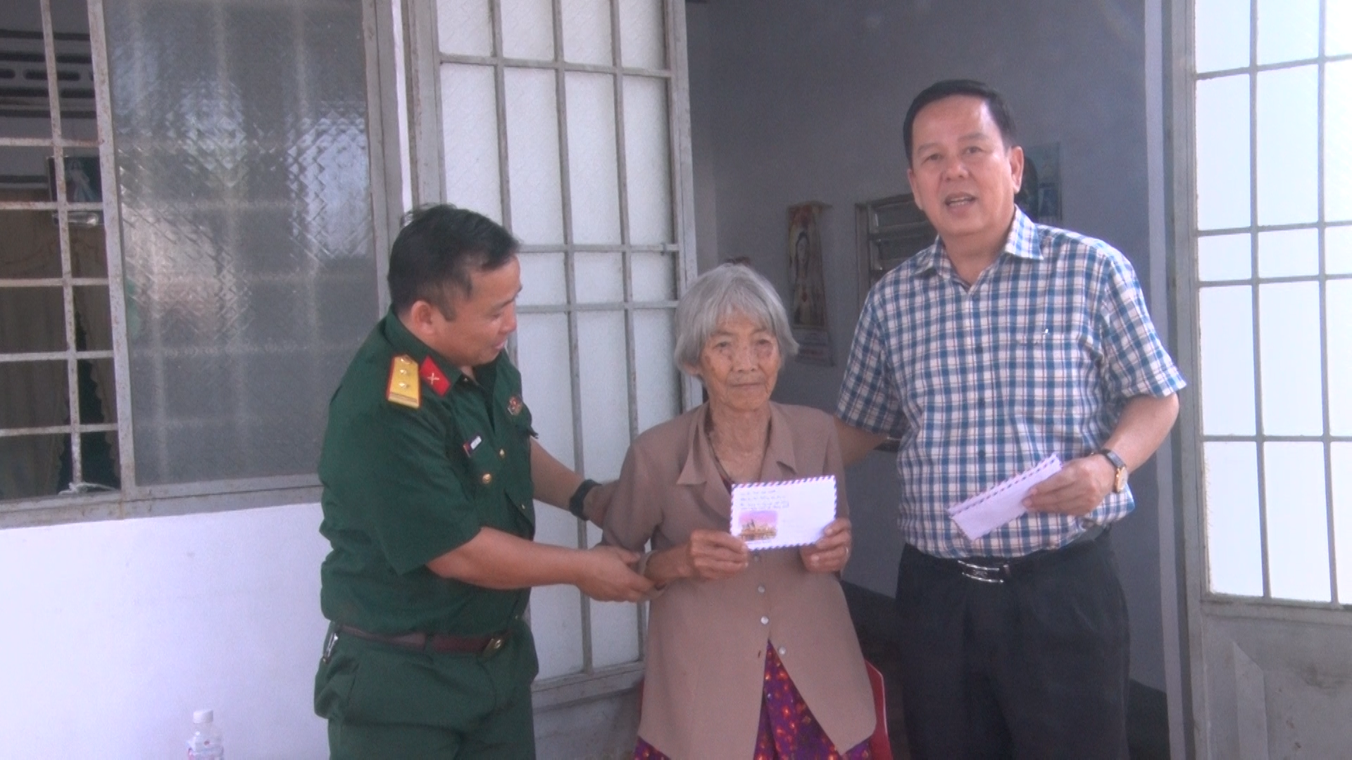 Đồng chí Trần Văn Danh Phó Bí thư thường trực Đảng ủy và đồng chí Nguyễn văn Hồng Chỉ huy trưởng Ban chỉ huy quân sự xã thăm tặng quà gia đình người giá neo đơn tại ấp Phú Cường