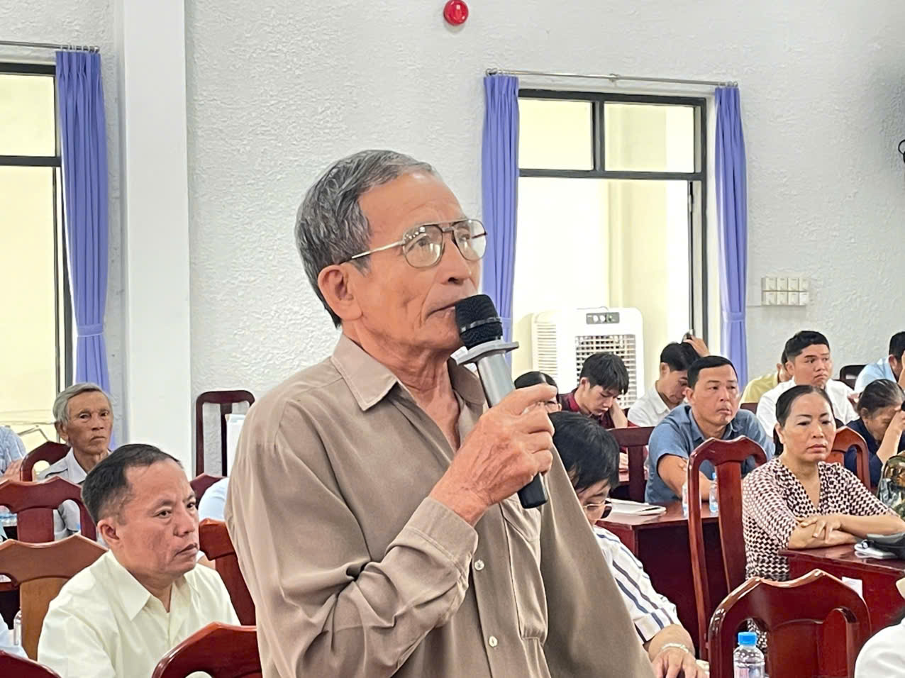 Người dân xã Thống Nhất nêu ý kiến, kiến nghị tại Hội nghị