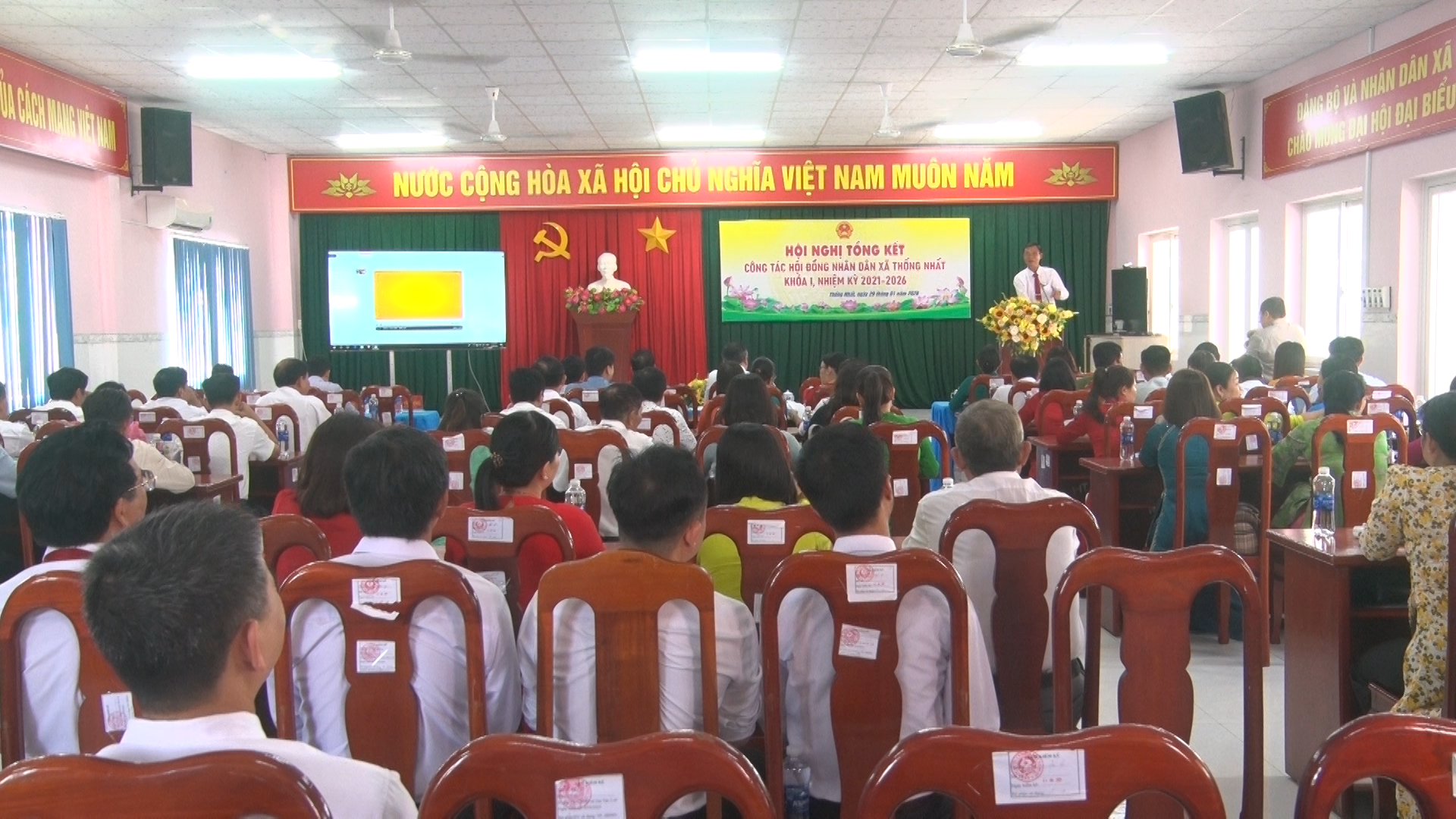 Đồng chí Trịnh Văn Trường Bí thư Đảng ủy Chủ tịch HĐND xã đọc diễn văn khai mạc Hội nghị