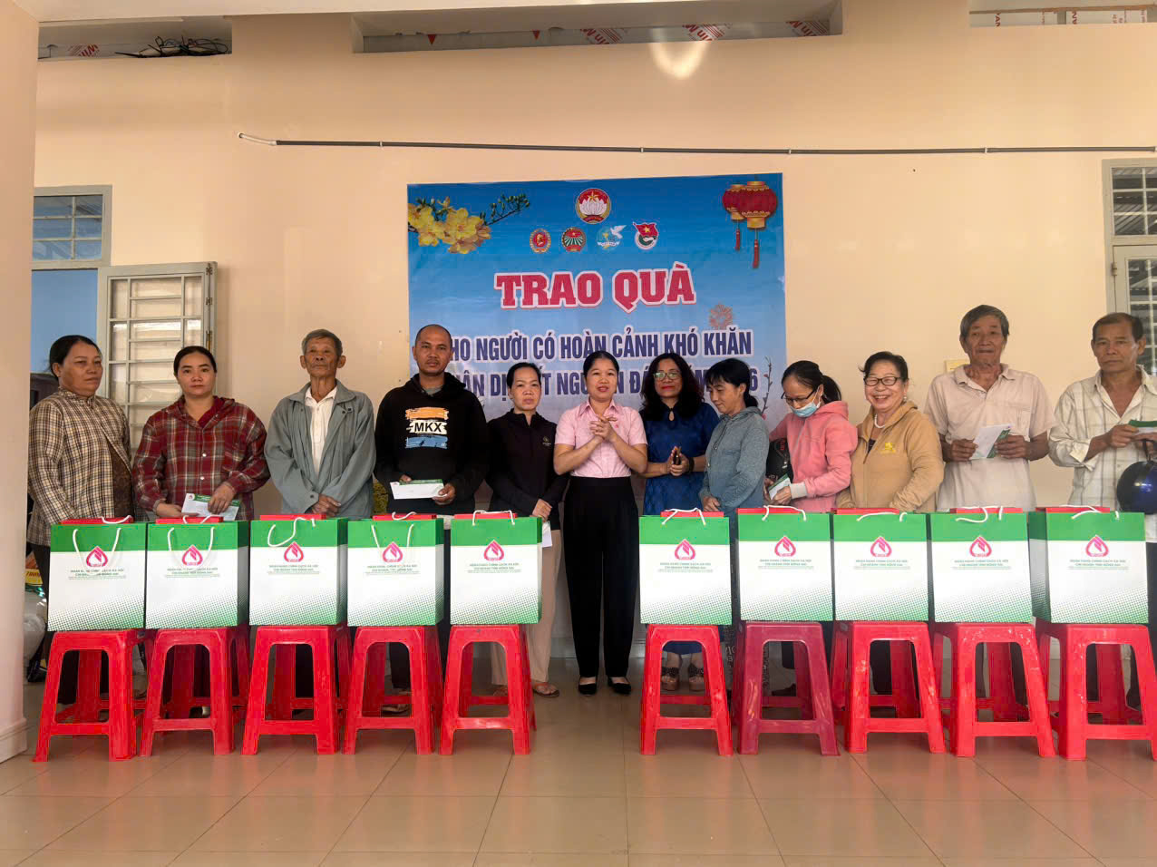 PHÒNG GIAO DỊCH NHCSXH THỐNG NHẤT TRAO QUÀ TẾT CHO HỘ NGHÈO VÀ GIA ĐÌNH CHÍNH SÁCH.