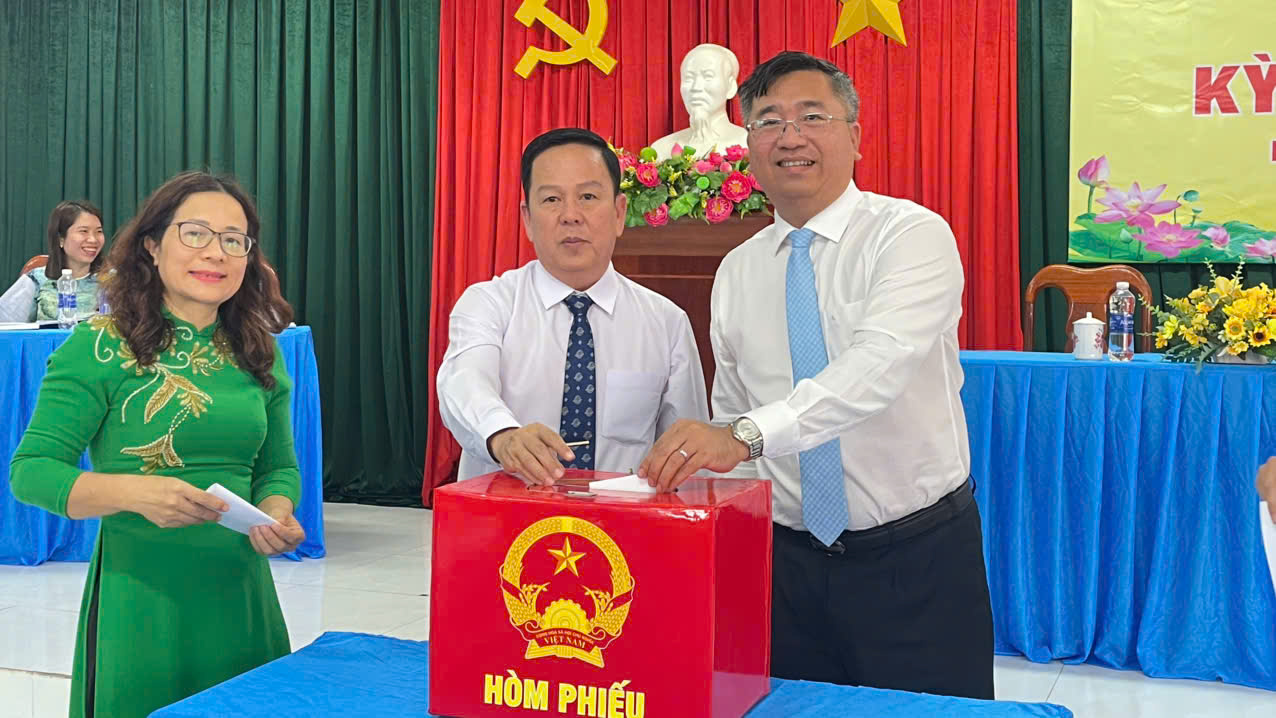 Các đại biểu HĐND xã bỏ phiếu bầu các chức danh chủ chốt của HĐND xã nhiệm kỳ 2026 2031