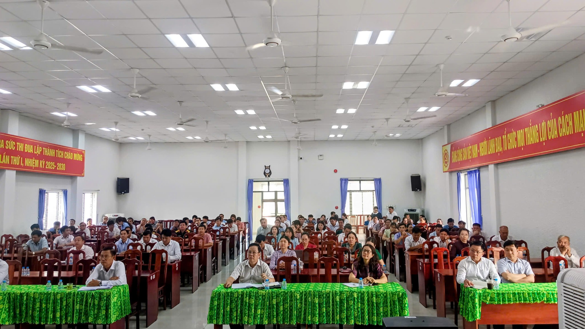 Các đại biểu tham dự hội nghị