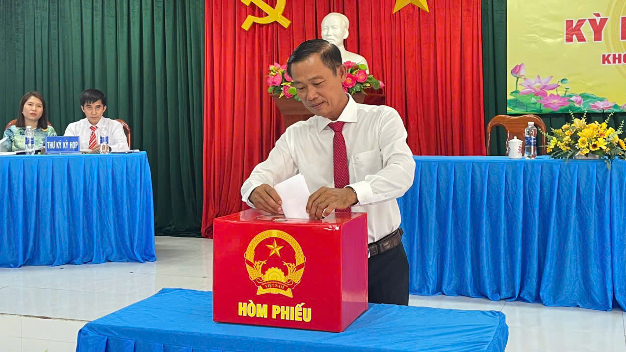 Đồng chí Trịnh Văn Trường Bí thư Đảng ủy, Chủ tịch HĐND xã bỏ phiếu bầu các chức danh chủ chốt của UBND xã nhiệm kỳ 2026 2031