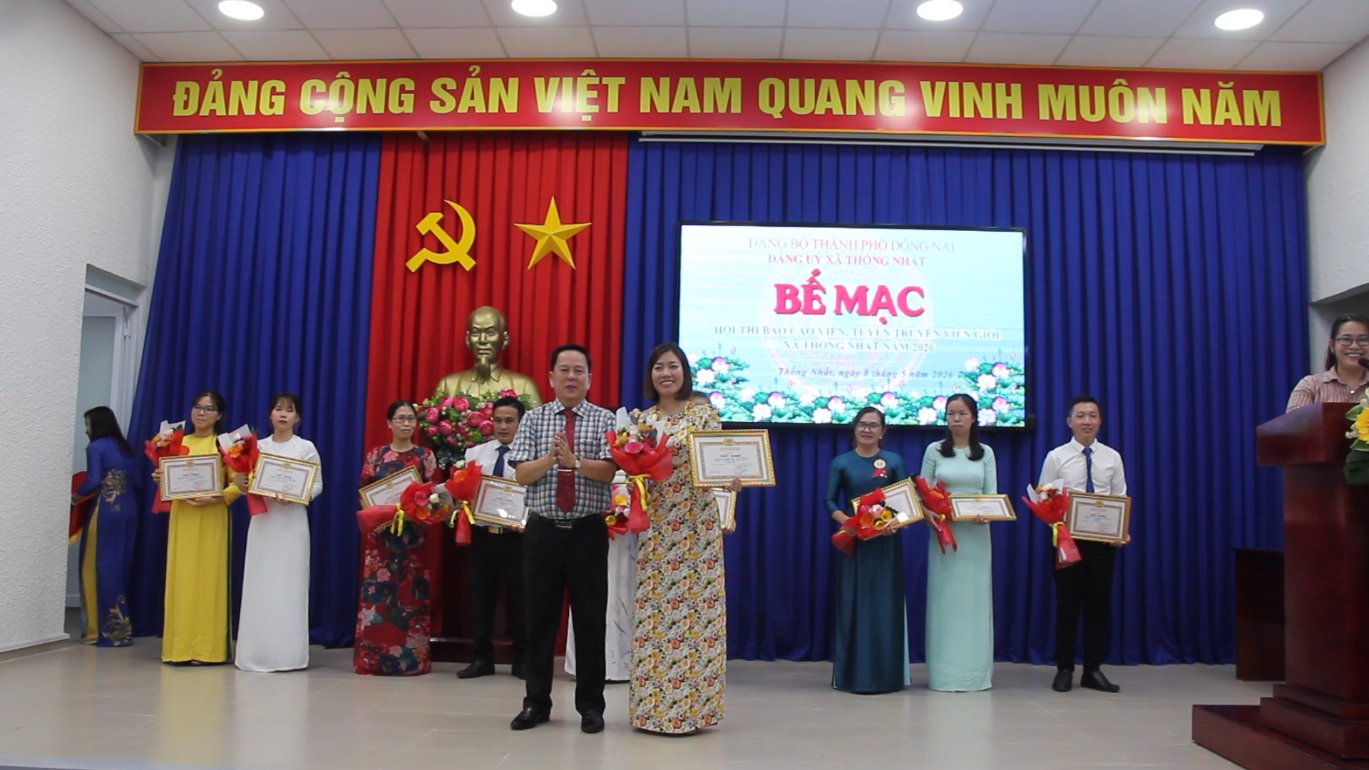 Phó Bí thư Thường trực Đảng ủy Trần Văn Danh tặng giấy khen cho thí sinh đạt giải nhất tại hội thi