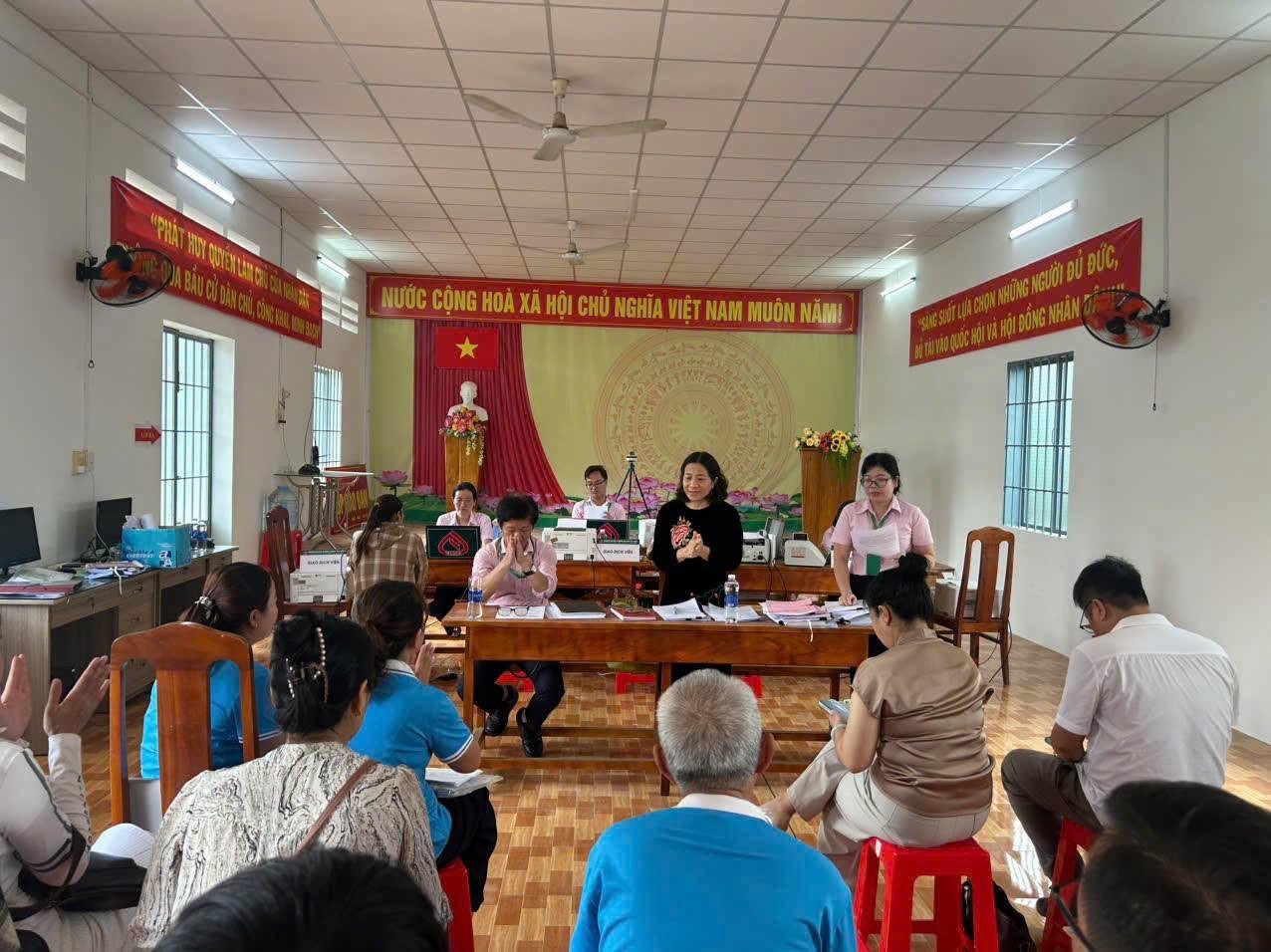 BAN ĐẠI DIỆN HĐQT NGÂN HÀNG CHÍNH SÁCH XÃ HỘI XÃ THỐNG NHẤT KIỂM TRA, GIÁM SÁT TẠI ĐIỂM GIAO DỊCH PHÚ CƯỜNG