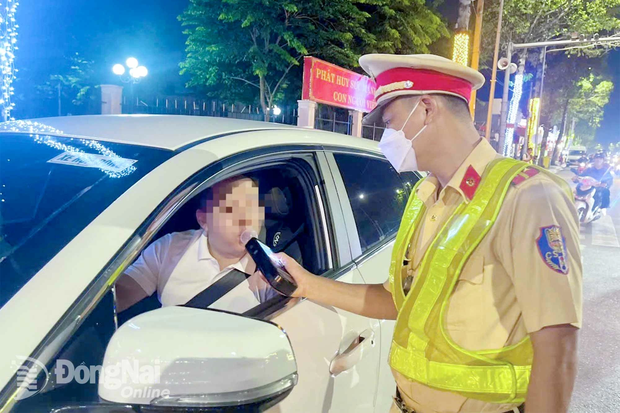 Đội Cảnh sát giao thông đường bộ số 1 (Phòng Cảnh sát giao thông Công an tỉnh) kiểm tra nồng độ cồn tài xế xe ô tô di chuyển trên đường Võ Thị Sáu (phường Trấn Biên) vào ban đêm.