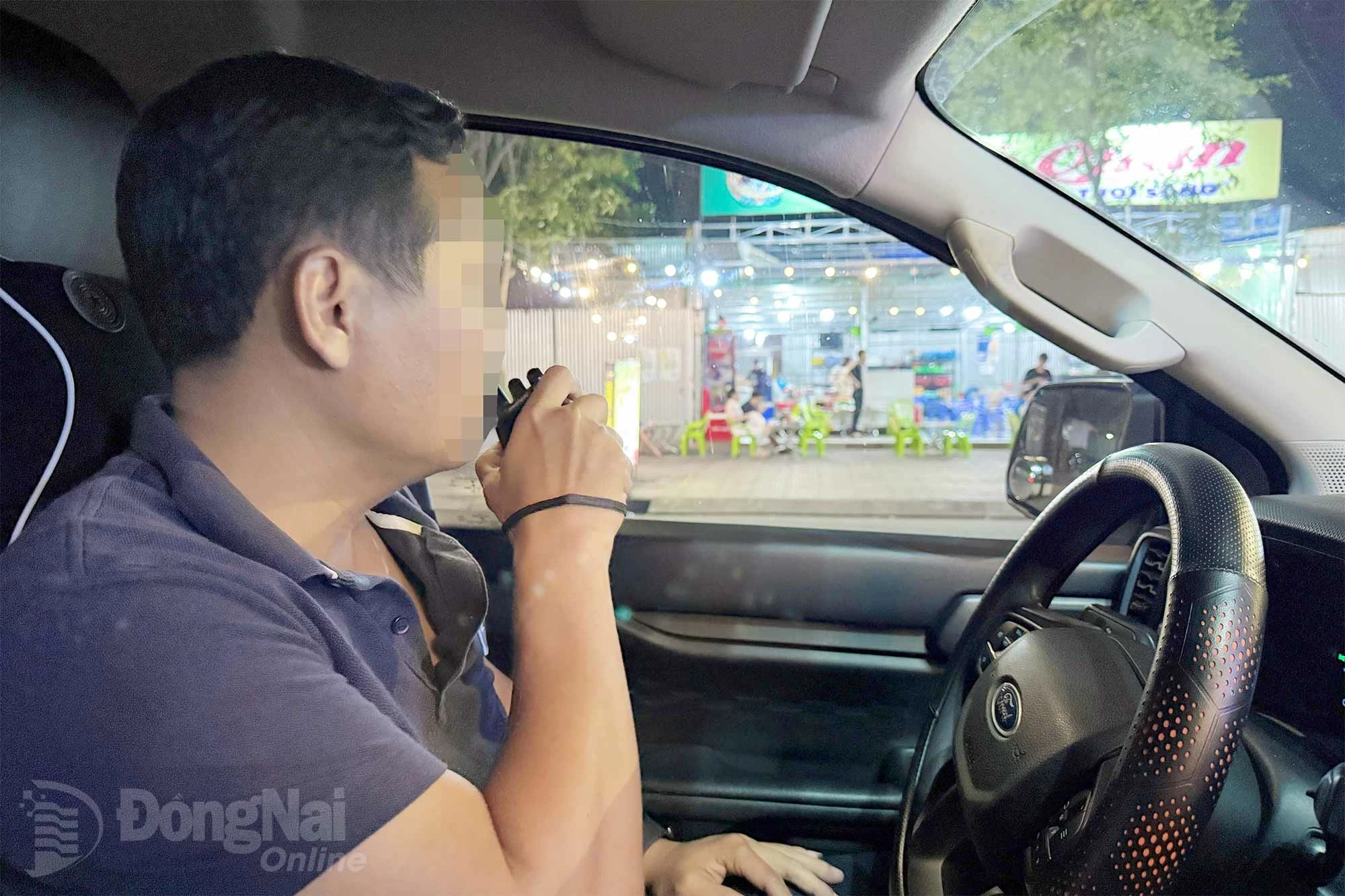 Tổ công tác của lực lượng cảnh sát giao thông “mật phục” trước các quán nhậu nắm thông tin người nghi đã uống rượu bia nhưng vẫn điều khiển phương tiện tham gia giao thông tại phường Trấn Biên.
