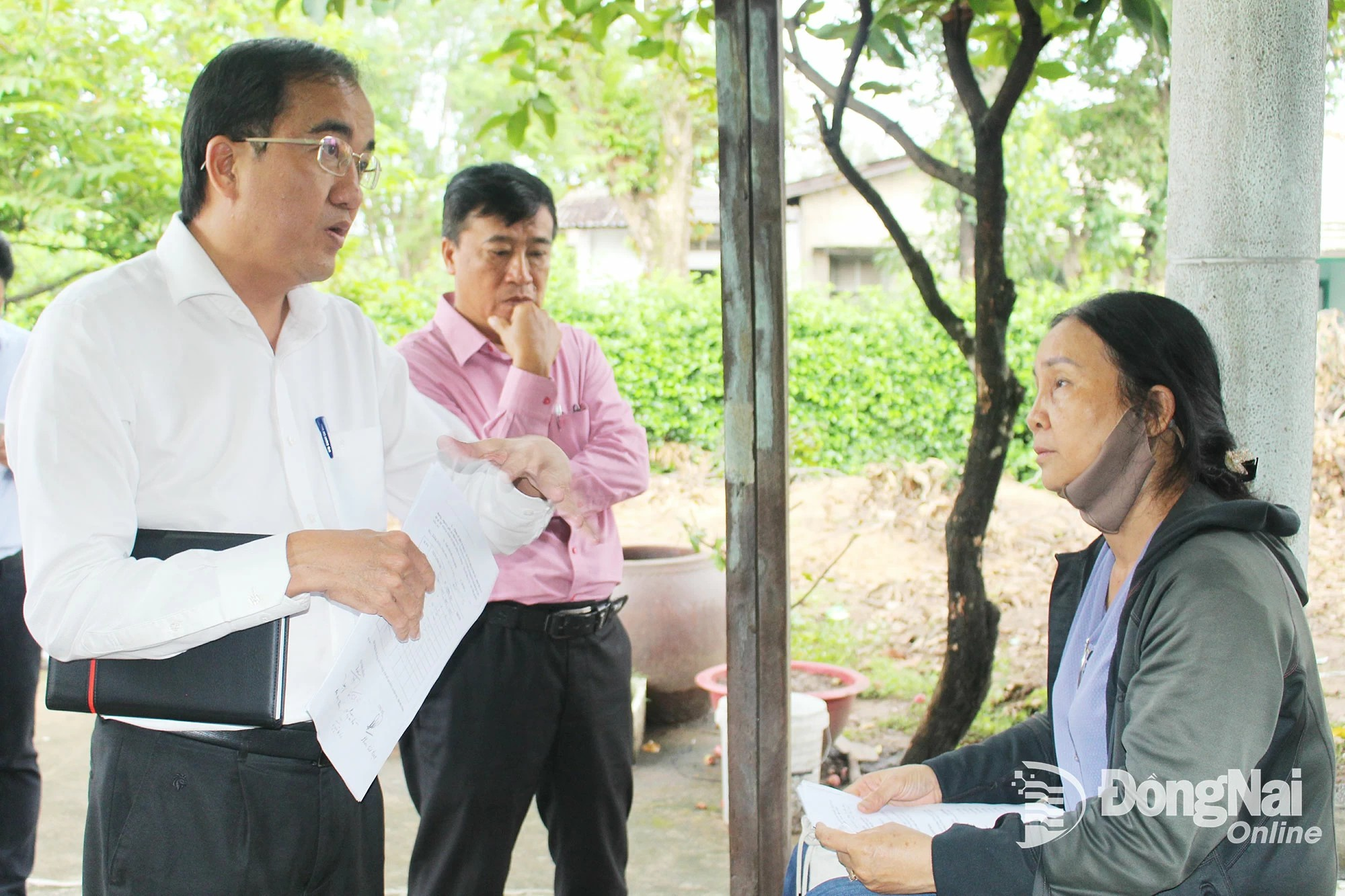 Chủ tịch UBND phường Trấn Biên Nguyễn Duy Tân trực tiếp tuyên truyền vận động các hộ dân bàn giao mặt bằng. Ảnh: Biên Hùng