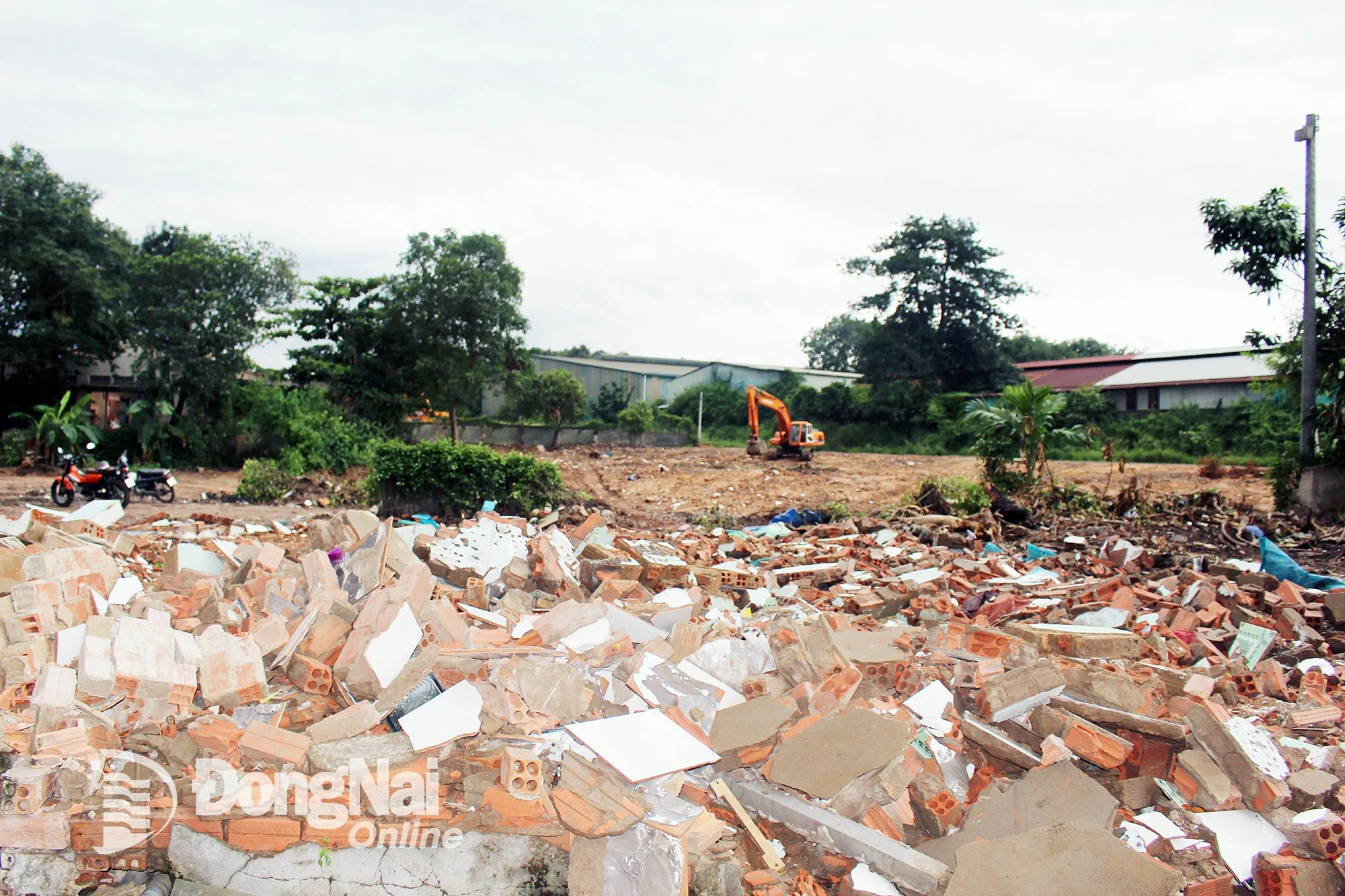 Nhiều hộ dân đã tháo dỡ công trình bàn giao mặt bằng ngay trong ngày 16-7. Ảnh: Biên Hùng